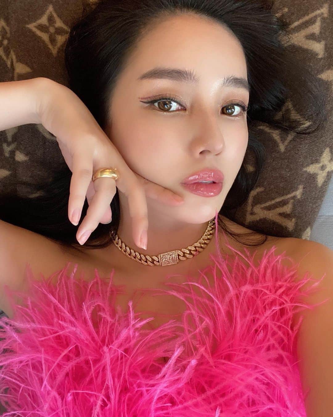 megbabyのインスタグラム：「今日は試作品でメイク🤫💕 こうやっていつも自分の顔で試して完成に近づいていくの✍🏻🧠💭 みんなはどんなコスメやメイクアイテムがほしいかな？💭 リクエストが多いものをなるべく完成させたいから聞かせてね😌👂💋」