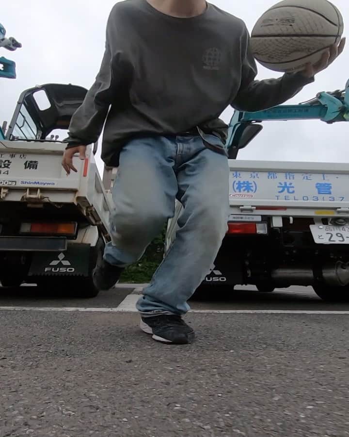 のインスタグラム：「samurai head bustin through⛹️‍♂️💨💨😂﻿ ﻿ track #worldsmith feat. #beattorrent #irishsteph #pulpalicious﻿ #freestylebasketball #goprojp﻿」