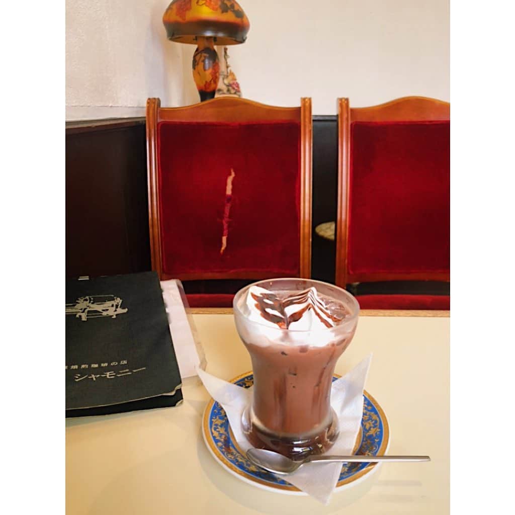 水戸悠夏子さんのインスタグラム写真 - (水戸悠夏子Instagram)「珈琲好きなのですが、何年か前から飲むとドキドキ（動悸）するので（カフェインがダメっぽい）あまり飲まないようになりました。好きなのになあ。  なのでシャモニー行っても大体ココア。クリーム乗ってるの良いですよね。  #カフェオレなどミルク多めなら大丈夫#あと豆にもよるっぽい#めんどくさい #世見世の近所#ココア#喫茶店#シャモニー」5月18日 21時44分 - mitoyukako