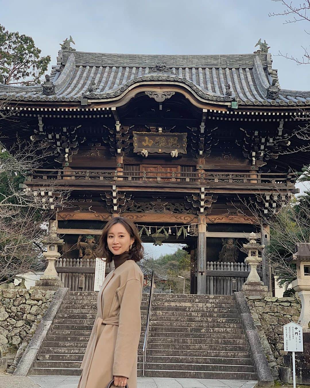 川本彩のインスタグラム：「冬に行った粉河寺👘﻿ 丁寧にお手入れされた境内は独特な空気が流れていてとても気持ち良かったな🕊﻿この中門もすてき。 3枚めは身代わり地蔵さま☺️裏に名前を書いて奉納してきました🤲﻿ 今月🧹と🍳と📚と仕事(たまに👟)ばかりだったので新しいことやろうって思って📂❤︎そんな時は何故か昔の画像フォルダ整理することから始めます。笑﻿ ﻿ #和歌山　#粉河寺 #西国三十三所 #西国三十三所巡り #御朱印巡り #紀ノ川 #身代わり地蔵」