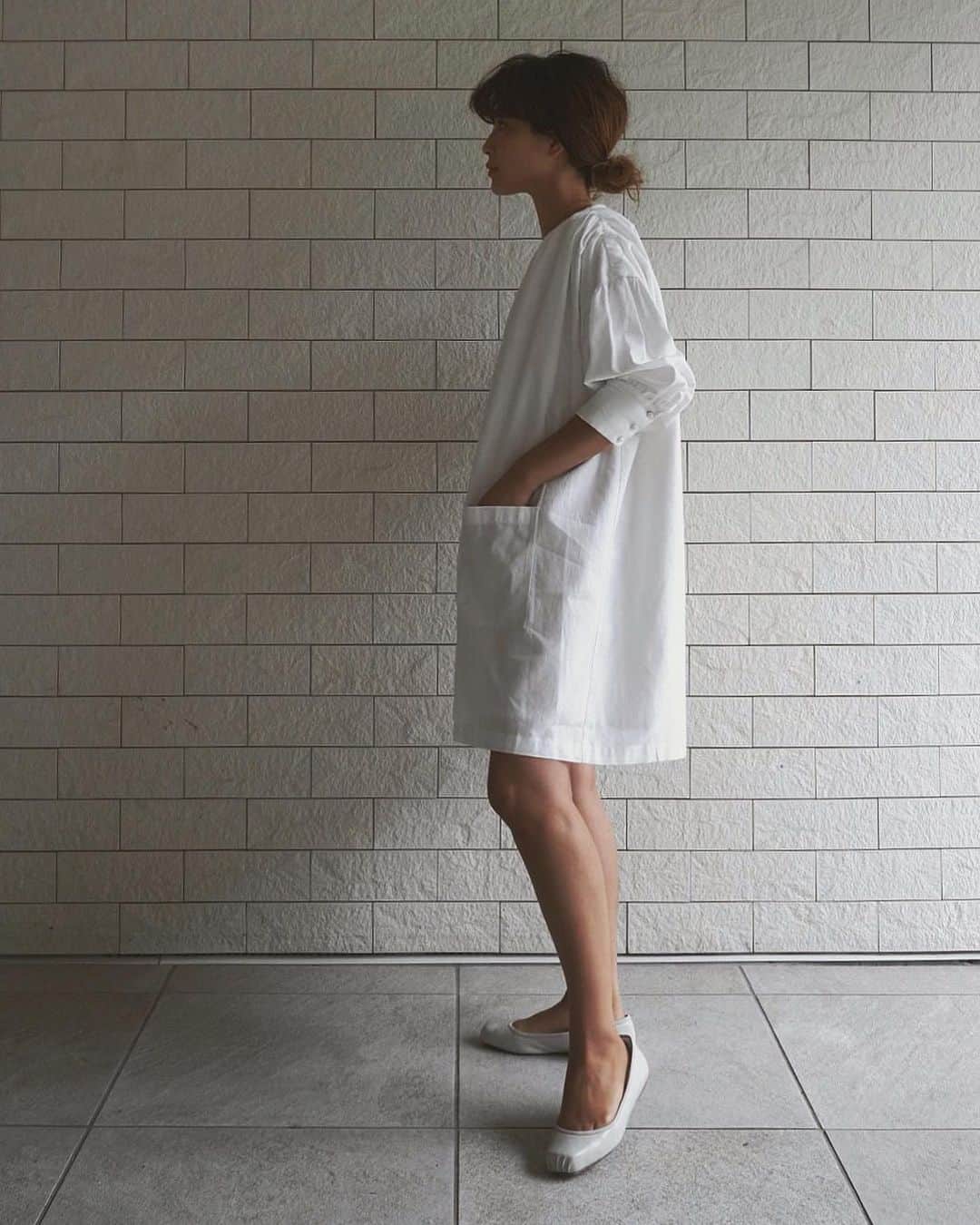 JUNNAのインスタグラム：「5月21日発売の　@etretokyo_store #Vネックボックスオールインワン  シャツなどに使われるブロード生地を使用して作った ボックスシルエットの大人オールインワン。  ボックス感。たまらん。  ショルダーデザイン、ボリュームスリーブ 細かなディテールも◎  ハリ感があって着痩せ🤭🤍 私はスニーカーや、バレエシューズ合わせがスキ。 ・ ・ 【新作発売スケジュール】 📌ETRÉ TOKYO  毎週木曜日19:00 📌ZOZOTOWN  毎週金曜12:00 📌ELLESHOP  毎週土曜8:30  #etretokyo#2020etre_ss」