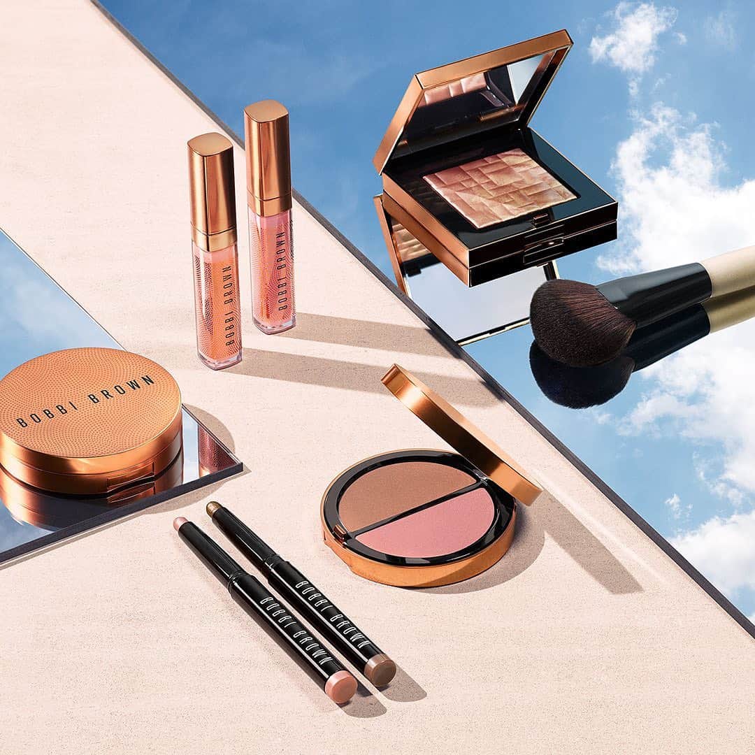 のインスタグラム：「Everything you need to create a gorgeous summer glow anytime, anywhere. Head to bobbibrown.com to explore our limited-edition collection of bronzer, highlighter, and gloss.  THE SUMMER GLOW COLLECTION: • Crushed Oil-Infused Gloss in Pink Sunset & Sunkissed • Highlighting Powder in Warm Glow • Bronzing Powder Duo in Golden Light/Antigua & Medium/Telluride • Precise Blending Brush  #bobbibrown #glow #summer #bronzer #highlighter #lipgloss #glowingskin #bronzeglow #sunkissed #bronzer #highlighter #summermakeup」