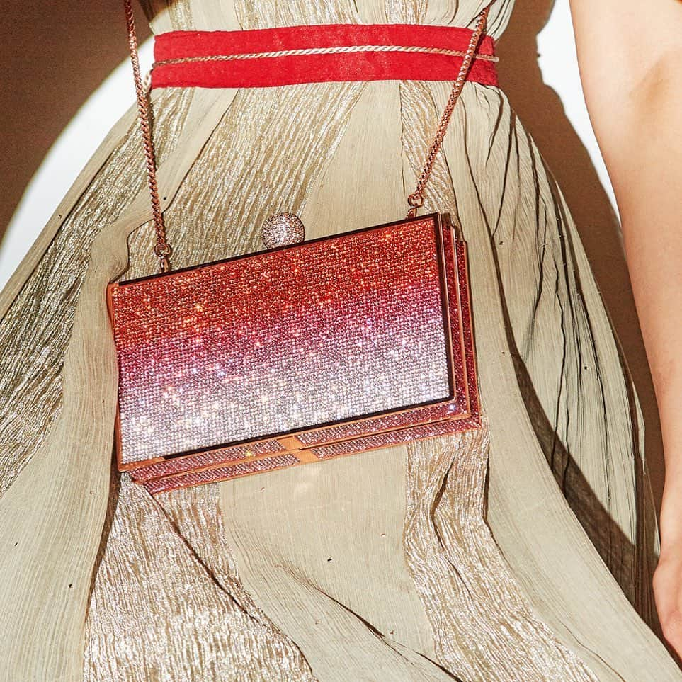 SOPHIA WEBSTERさんのインスタグラム写真 - (SOPHIA WEBSTERInstagram)「Pink and red has always been a much loved colour combo of mine so it only felt right to offer our crystal 'Clara' clutch in an ombre variation ✨ She really is a showstopper… thanks @khushmag for shining the spotlight on our go-to, good time girl! ❣️ S x ⁣ ⁣ #SophiaWebster #SophiaWebsterBags⁣ ⁣ 📰: @sonia_ullah⁣ 🎬: @mannisahota⁣ 👗📝: @vikas_r⁣ 📸: @gndphotos」5月18日 21時47分 - sophiawebster