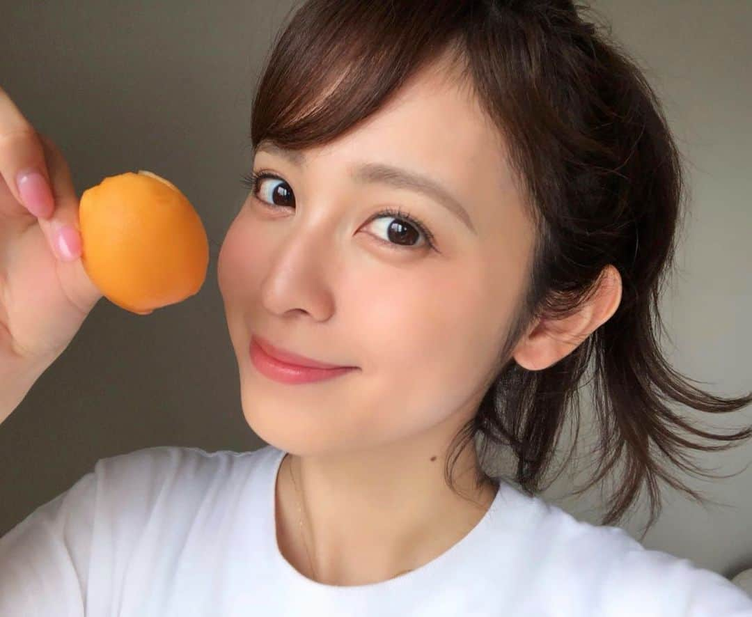 久慈暁子さんのインスタグラム写真 - (久慈暁子Instagram)「* 初夏の味覚「 びわ 」を 今年初めてたべました🍊 みずみずしくて爽やかな甘さで 美味しかったです🌼 * #びわ #枇杷 #おうち時間」5月18日 21時57分 - kuji_akiko