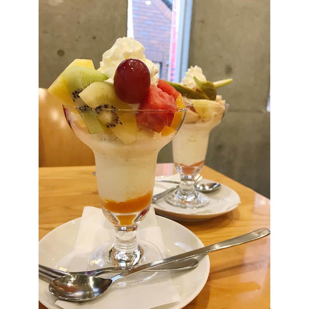 のインスタグラム：「🍒🍌🍉🍍🍑﻿ ﻿ パフェ食べたいなぁ〜💭 ﻿ いつかの🤤📸 ﻿ ﻿ #parfait #fruits #sweets﻿ #パフェ #甘党 #大好物」