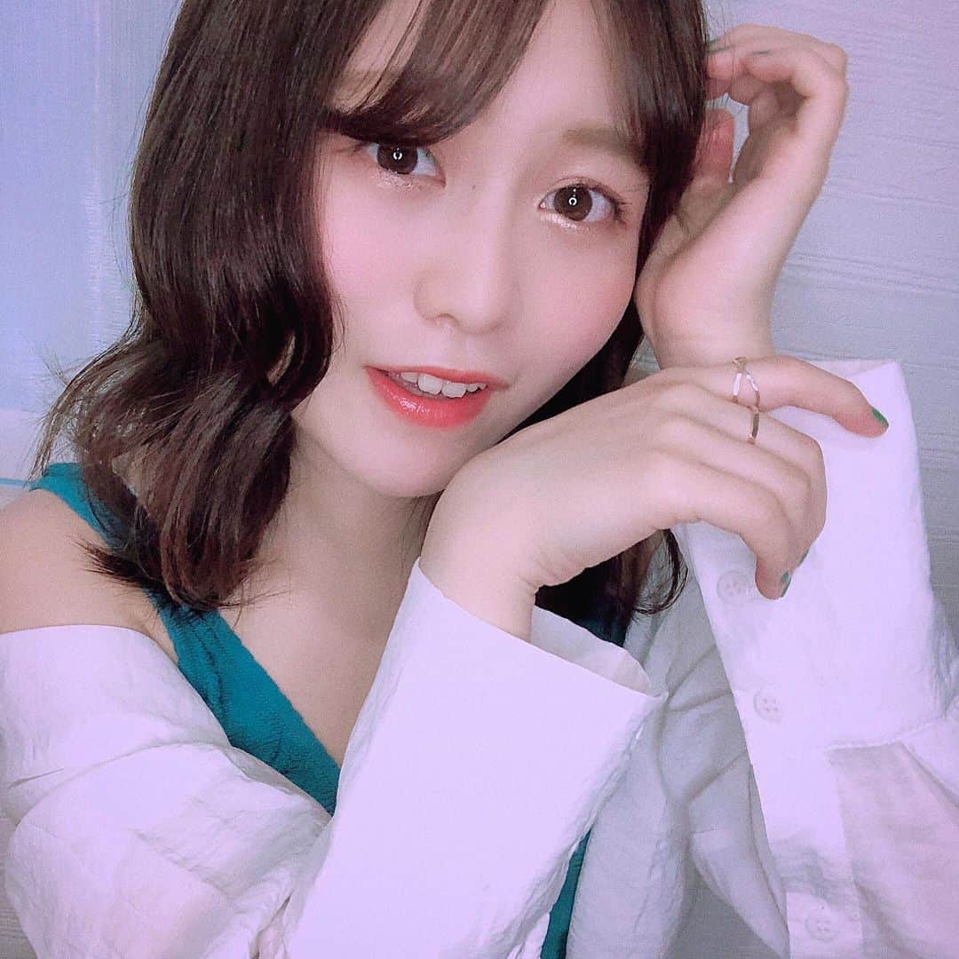弘松菜摘のインスタグラム：「. . 前髪ありとなしどっちが﻿ 好きですか？？🥺﻿ ﻿ ﻿ 人生で最大に前髪が長い🥳﻿ 伸ばすか切るか迷ってる！﻿ ﻿ ﻿ 最近はですね﻿ #おうちじかん テンションあげるために﻿ 指輪をゲットした💍✨﻿ ﻿ ﻿ #fing さんのリングは﻿ 指輪をきれいにするクロスまで﻿ ついてきて愛を感じる😍！﻿ デザインがどれも可愛いすぎて悩んだ！﻿ ﻿ ﻿ 今なら300円OFFクーポンコード﻿ があって、6/17までwebショップにて使えるからよかったらゲットしてね✨﻿ ﻿ →300choroo﻿ ﻿ ﻿  #アクセサリー #リング #指輪 #ジュエリー #アクセサリー通販 #重ね付けリング #pr」
