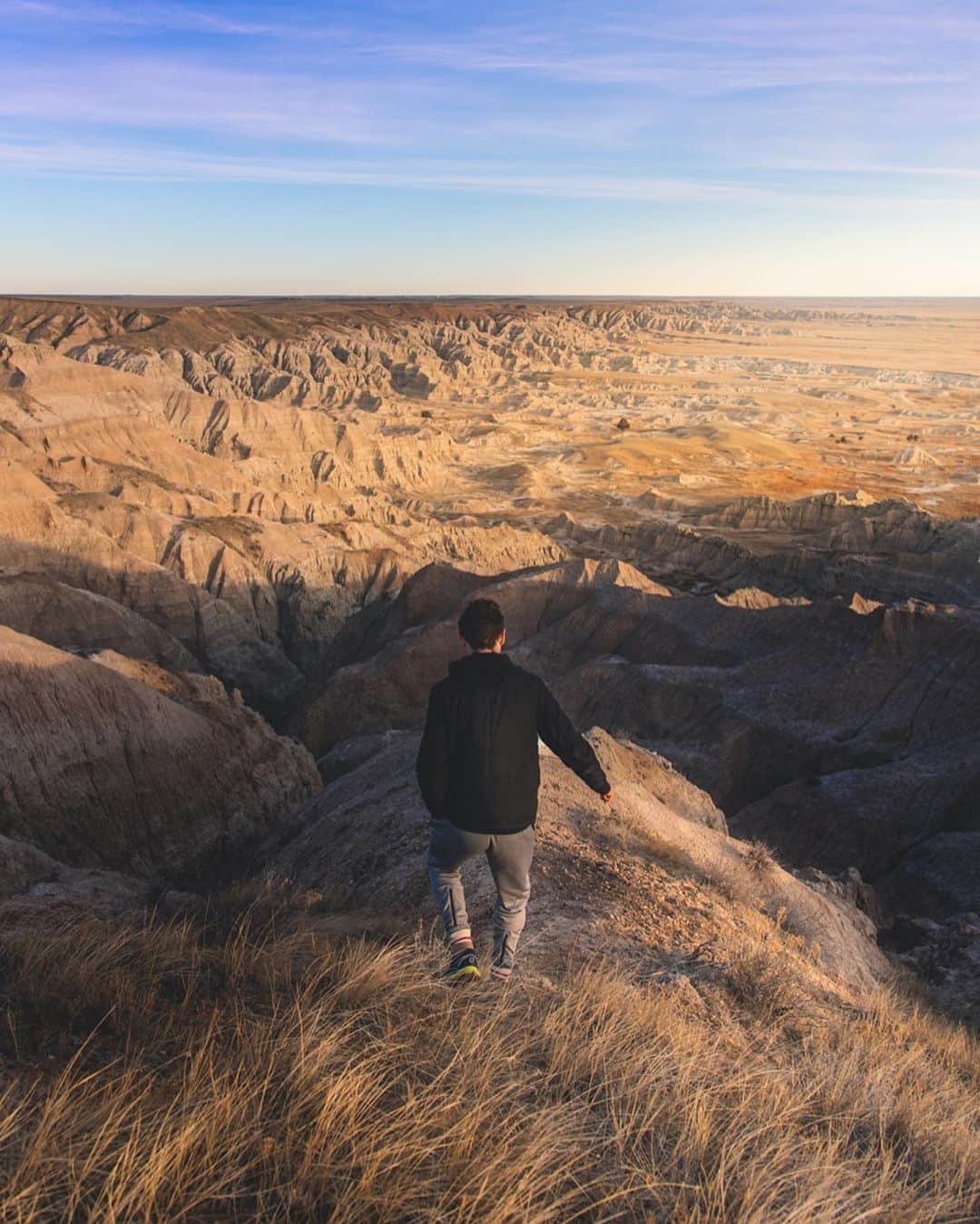 Visit The USAさんのインスタグラム写真 - (Visit The USAInstagram)「"Top 3 places to wake up to!" The dramatic landscapes of South Dakota’s Badlands are made from steep canyons, layered rock formations, and towering spires. Exploring this area may feel like you are on another planet! Tag a friend who would love to adventure here in the future. 📷: @mattxdavey #VisitTheUSA #TogetherInTravel」5月18日 22時00分 - visittheusa