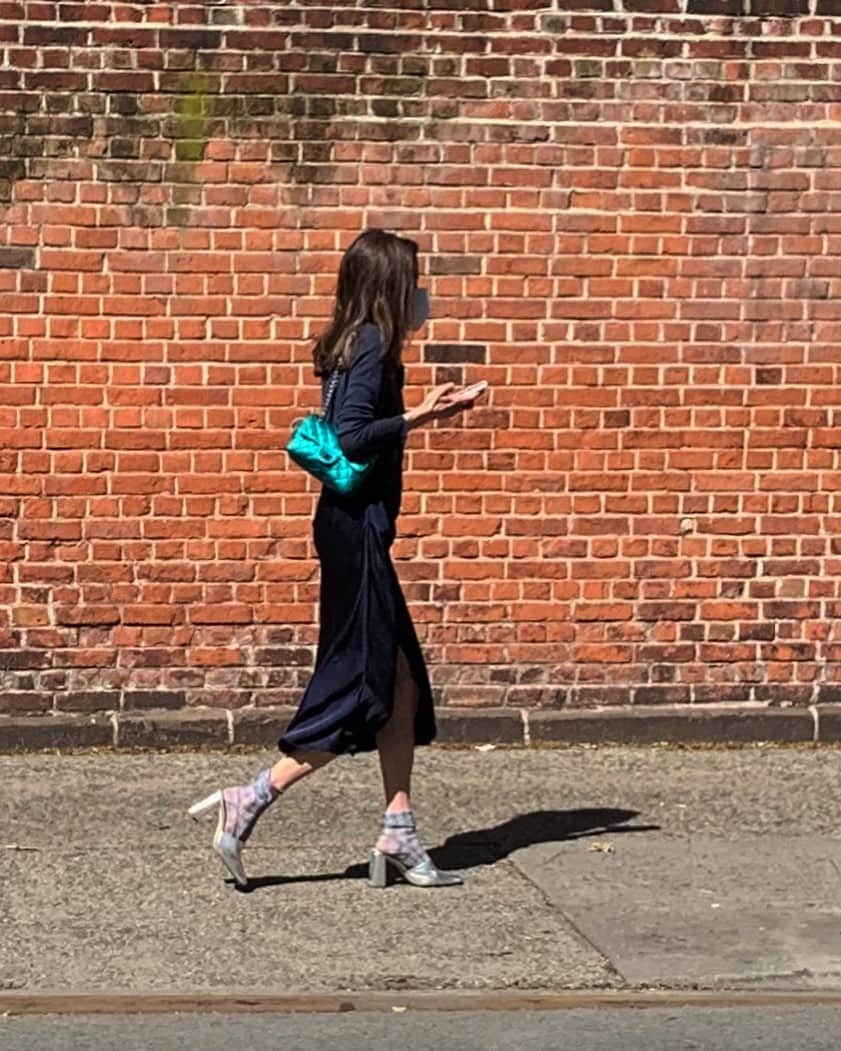 スコット・シューマンのインスタグラム：「It’s happening! Fashion is slowly returning to the streets of Manhattan! Actually I was so surprised to see someone not wearing  sweatpants I had to shoot this with my phone! Here is to hoping some normalcy and beauty is beginning to return to our lives 💪🏻💪🏻😷😷」