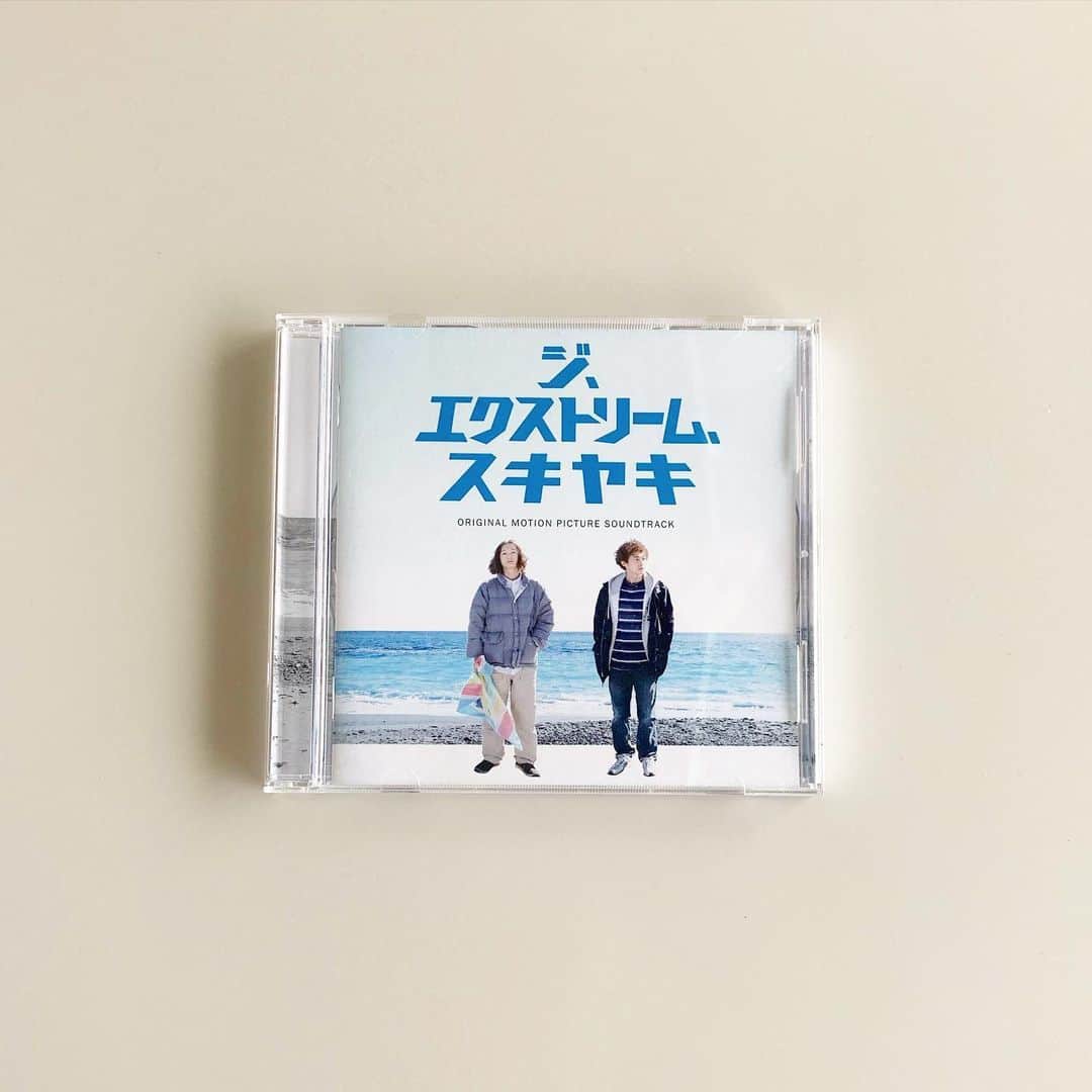 おほしんたろうのインスタグラム：「エレキコミックやついさんからバトンが回ってきたので、10日間ジャケットあげるやつやってみます。 . . 8日目は 『ジ、エクストリーム、スキヤキ』オリジナルサウンドトラック . . 好きな映画『ジ、エクストリーム、スキヤキ』のサントラです。 映画の中に出てくるすき焼きってすごく美味しそうな気がします。 せっかくなので、「すき焼きは明日なのにもう卵を混ぜ始めてしまった人」を描きました！ . . 僕からの指名はなしでいきたいと思います！ . .  ーーーーーーーーーーーーーーーーー 「イギリス発のタイムラインリレー。 自分の音楽の嗜好に影響を与えたレコード10選を、1日1枚投稿。 説明・評価不要、ジャケットだけでOK。 どなたかに毎日同じことをしていただくようにお願いをするミッションになっています。」 ーーーーーーーーーーーーーーーーー」