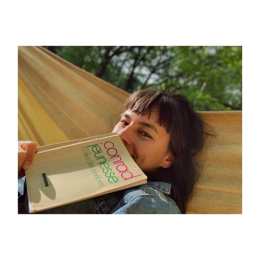 中井ノエミのインスタグラム：「🐸🧃Lockdown bookporn🍦🐿 . . . #bookworm #sunshinetherapy #gardenlove #napsallaround #outdoorliving #shorthairdontcare #chokichoki #bangs #quarantinelife #bookstagram #bookaddict #bookaholic #conrad #jeunesse #youth #eurasian #josephconrad #hammock #halfasian #yellowmellow #halfie」