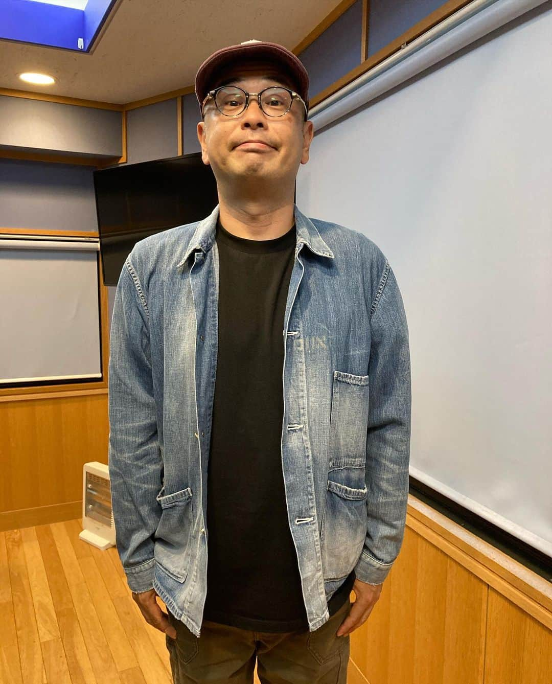 中島ヒロトさんのインスタグラム写真 - (中島ヒロトInstagram)「Tシャツチャレンジその1（オレンジ編）。 なかやまきんに君的ポーズで元気アピール（週末ゆっくりして元気です）。 和歌山のアウトドアショップ“オレンジ”の2020SSのアイテムが届いたので、次のシリーズです。 まずは、オレンジのオリジナルT。コットン100%で、オンス高め、着心地いいです。袖のオレンジのロゴはワッペン、胸ポケットの刺繍は焚き火です。いつも行くキャンプ仲間とお揃いで着るとチーム感出そう。 パンツは、グリップスワニー×オレンジのファイヤープルーフ3Dキャンプパンツ。2019AWで手に入れて、とにかく穿きやすくてヘビロです。4色全部持ってます（笑）。あー、早くキャンプ行きたい。 キャップ、今日はドーカスです。 帰り用のジャケットは、フルカウントのカバーオールです。軽くて着やすい。今ちょうどいいです。 スニーカーはアディダスのタバコ。かなりくたびれてきたけど、これももうないので、大事に。でも保管しててもしょうがないので、今年はいっぱい履きます。 今週も頑張りまーす。  #オレンジかつらぎ店  #gripswany  #dorcustopbreedingsystem  #fullcount  #workdaysbecameplaydays  #staycreativestayplayful」5月18日 22時03分 - djhirotonakajima