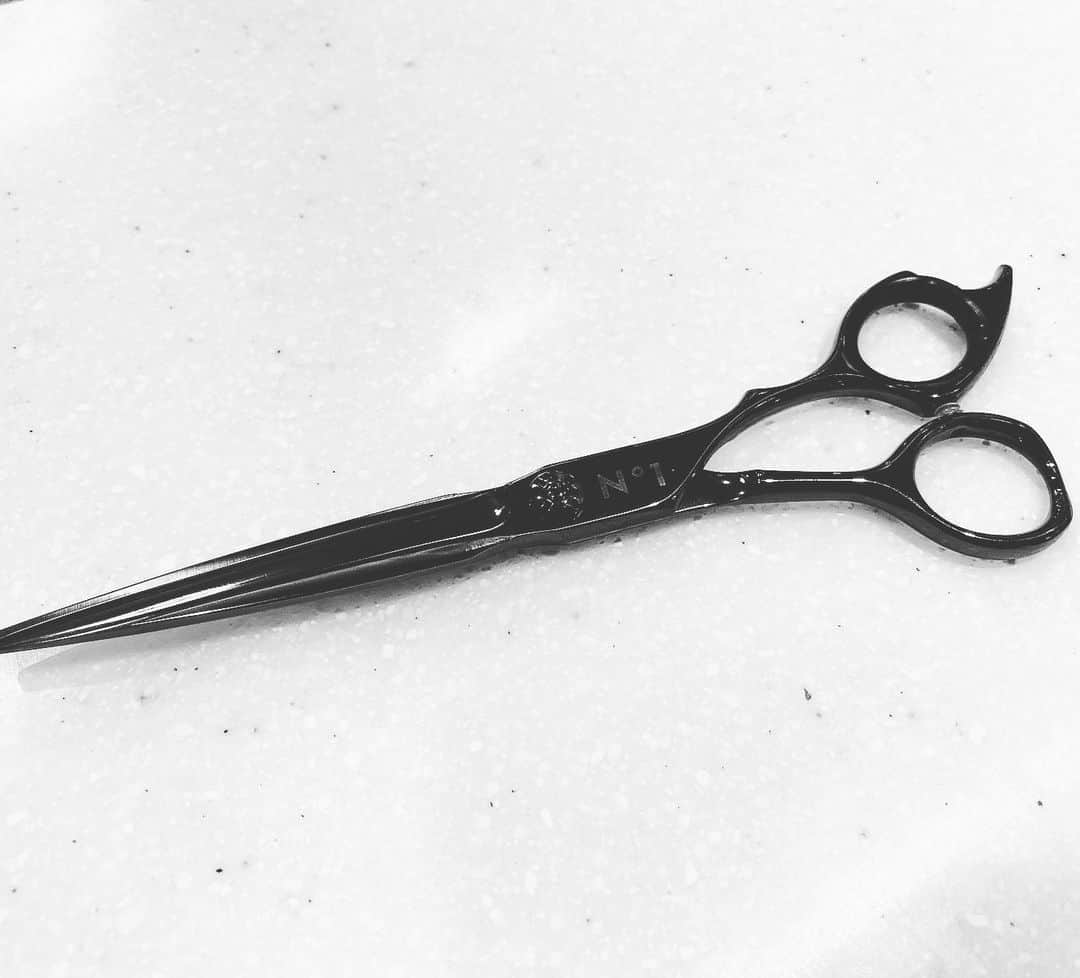 金丸佳右さんのインスタグラム写真 - (金丸佳右Instagram)「これ、おろしました✂︎ またカットするのが楽しみに😎  #s2 #beauty #ハサミ #scissors #workout #fashion #sneakers」5月18日 22時03分 - marumaru5528