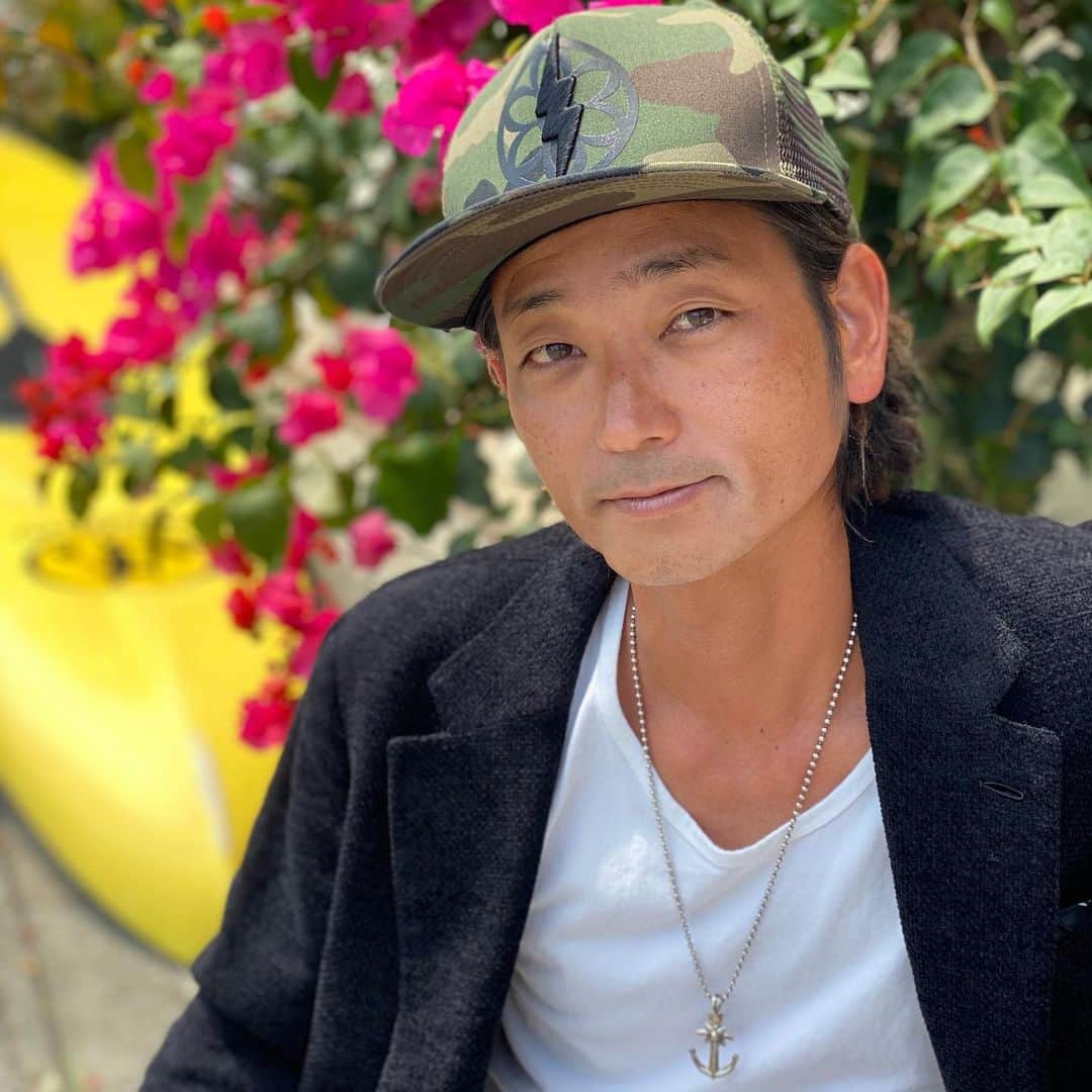宮良忍（SHINOBU）のインスタグラム：「18歳ぐらいの時かな、東京FMでラジオ番組持ってた時に一緒に出演していた、山本しゅうさんから、お誘いがあり、パーソナリティーを、やる事になりました🤙🏽 らしい感じで、くっちゃべってるんで、是非、見て聴いてみて下さいね😊 . Facebook内で、[レモンさんのビタミンラジオ局]で、検索してみてね！ それから、民宿再開に関しても、近々アップしたいと思いますので、よろしくお願いします🤙🏽 . . ◉今月の番組表 https://vitamin-radio.com/?p=498 ◉過去の放送や他のパーソナリティの放送はこちらからご覧いただけます。 https://www.facebook.com/groups/free.vitamin/learning_content/ ◉重要なお知らせ 5月31日をもって「無料公開期間」が終了となります。 https://www.facebook.com/groups/free.vitamin/permalink/2630216563930809/ ◉有料会員のお申し込みはこちら https://bit.ly/2KQALhu . . #レモンさんのビタミンラジオ局  #オンラインラジオ #yaeyaman」