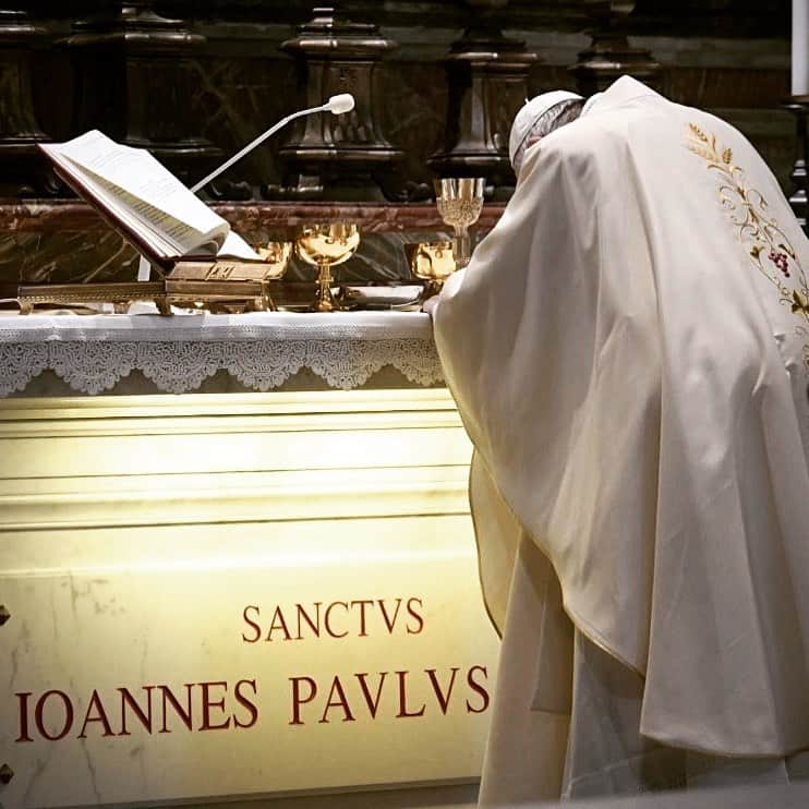 フランシスコ（ローマ教皇）さんのインスタグラム写真 - (フランシスコ（ローマ教皇）Instagram)「EN: 100 years ago the Lord visited His people. He sent a pastor. #JohnPaulII was our shepherd in prayer, in closeness to the people, in love for justice that always goes together with mercy.  PT: Há 100 anos o Senhor visitou o seu povo. Ele enviou um pastor. #SãoJoãoPauloII foi nosso pastor na oração, na proximidade ao povo, no amor à justiça que caminha junto  com a misericórdia.  ES:  Hace cien años, el Señor visitó a su pueblo. Envió un pastor. #SanJuanPabloII fue nuestro pastor en la oración, en la cercanía al pueblo, en el amor a la justicia, que siempre va junto con la misericordia.  IT: 100 anni fa il Signore ha visitato il suo popolo. Ha inviato un pastore. #SanGiovanniPaoloII è stato nostro pastore nella preghiera, nella vicinanza al popolo, nell’amore alla giustizia che sempre va insieme alla misericordia.  FR: Il y a 100 ans, le Seigneur a visité son peuple. Il a envoyé un pasteur. #SaintJeanPaulII a été notre pasteur par la prière, la proximité avec le peuple, l’amour de la justice qui va toujours de pair avec la miséricorde.  DE: Vor 100 Jahren hat der Herr sein Volk besucht und ihm einen Hirten gesandt. Der #hlJohannesPaulII. war unser Hirte im Gebet, durch die Nähe zum Volk Gottes, in der Liebe zur Gerechtigkeit, die stets mit der Barmherzigkeit einhergeht.  PL: 100 lat temu Pan nawiedził Swój lud. Posłał pasterza. #ŚwiętyJanPawełII był naszym pasterzem w modlitwie, w bliskości z ludem, w umiłowaniu sprawiedliwości, która zawsze idzie razem z miłosierdziem.」5月18日 22時15分 - franciscus