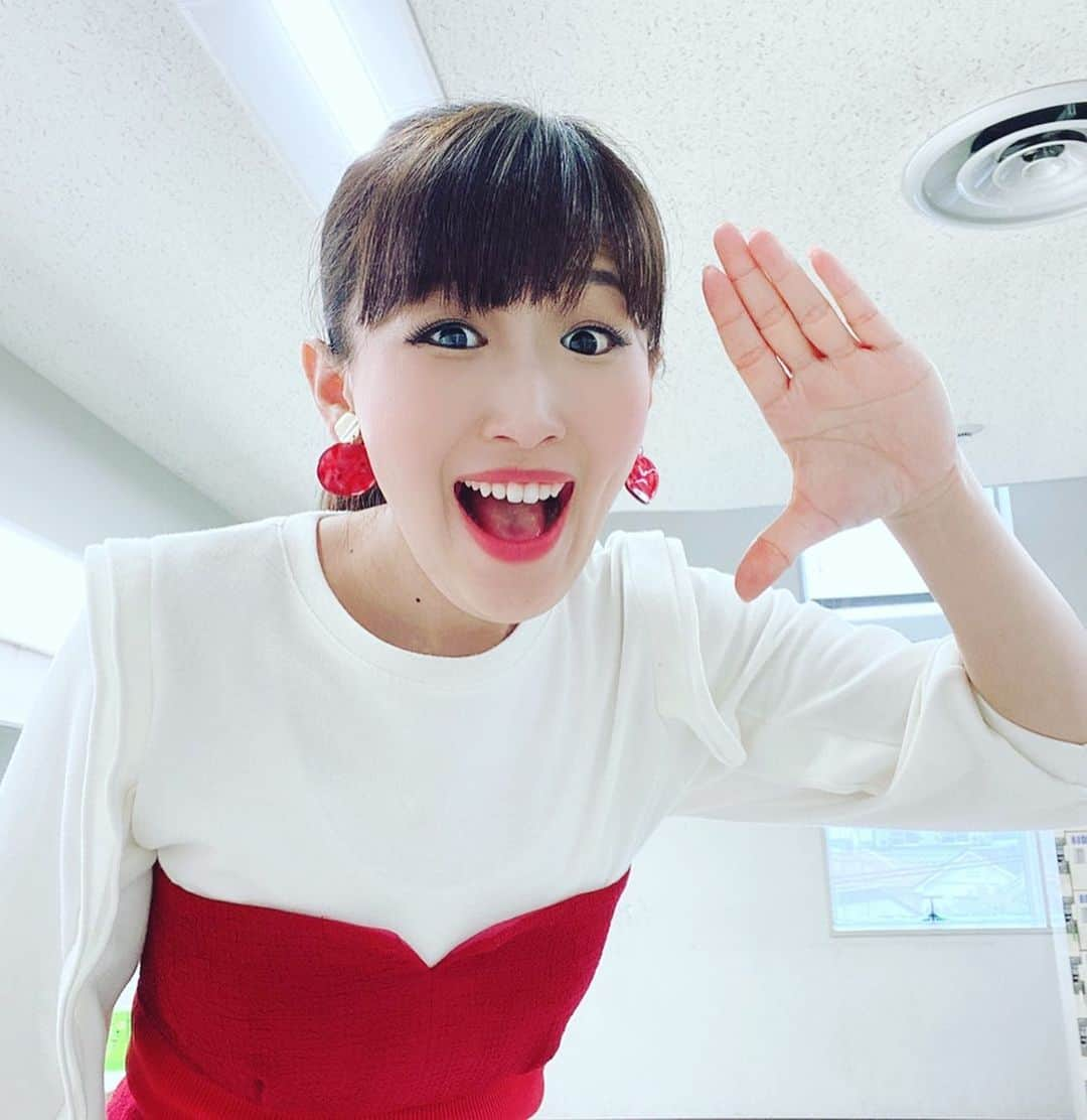 沙羅さんのインスタグラム写真 - (沙羅Instagram)「明日5月19日(火)19:00〜『ものまねグランプリ』に出演しております😊ぜひご覧くださいませ🍀﻿ ﻿ そしてその直後に‼️﻿ ホリプロコムものまね軍団 がまねチューブにて﻿ 🌟緊急生配信🌟 https://youtu.be/FVyeelGUErI﻿ ﻿ なんと‼️﻿ スペシャルゲストにモリタク さんと﻿ 🚗スピードワゴン🚙のお2人をお迎えします🥰﻿ ﻿ 嬉しすぎる😭ぜひ見てね💖﻿ ﻿ ﻿ ﻿ #ものまねグランプリ﻿ #日本テレビ﻿ #ホリプロコムものまね軍団﻿ #まねチューブ﻿ #沙羅　#綾瀬はるか さん﻿ #丸山桂里奈 ちゃん﻿ #ものまね」5月18日 22時15分 - sarapika128