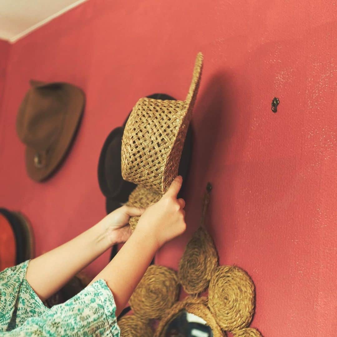 Hanako公式さんのインスタグラム写真 - (Hanako公式Instagram)「センスのいい人に学ぶ、家時間スタイル🚪﻿ ﻿ 📌アパレルデザイナー 菅野綾 × 部屋DIY﻿ 「気になったら、いつでもさっと塗り替えてしまいます。」﻿ ﻿ 1. ダイニングテーブルは菅野さんが設計図を描き、お父さんとの共作。﻿ 2.壁にランダムにフックをつけて。帽子をかけるとショップのディスプレイのよう。﻿ 3.カウンターは「撮影の前日にも色がくすんでるなって気になって塗りました（笑）」﻿ ﻿ 【Hanako 1184_家での最高の過ごし方発売!!】﻿ #Hanako #Hanako_magazine #stayhome #外出自粛 #おうち時間 #おこもり #ポジティブおこもり #日々の暮らしを楽しむ #丁寧な暮らし #おうちカフェ #コーヒーのある暮らし #おやつの時間 #おうちごはん #部屋作り #シンプルな暮らし #DIY #photoby_megumi」5月18日 22時10分 - hanako_magazine