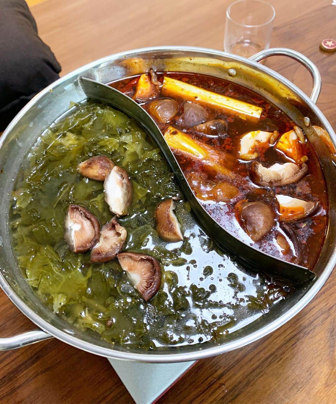 田中セシルのインスタグラム：「* お店で食べるのはまだちょっと… ということでstayhomeこじんまり火鍋会🔥 本格的な麻辣火鍋と高菜のスウァンツァイ(酢高菜？)と青山椒のスープが痺れる旨さでした。 椎茸・牡蠣・豚肉のお出汁でお野菜やラム肉を煮込めば煮込むほどスープが美味しくなっていく✨ お鍋の前にはこれまた大好きな酢白菜とパクチーの水餃子、てびち、どれも本当に美味しかった😍 シェフが作ってくれたからお家でお店の味👨‍🍳 美味しいご飯を食べながらたくさん笑って、免疫高めすぎた！！ ご馳走さまでした♡  ーーーーーーーーーーー #stayhome #おうちご飯 #hotpot #火鍋 #麻辣火鍋 #酢白菜 #酢白菜火鍋  #酢高菜 #スウァンツァイ #パクチー大好き #パクチーホリック #ノンアルコールビール #無添加」