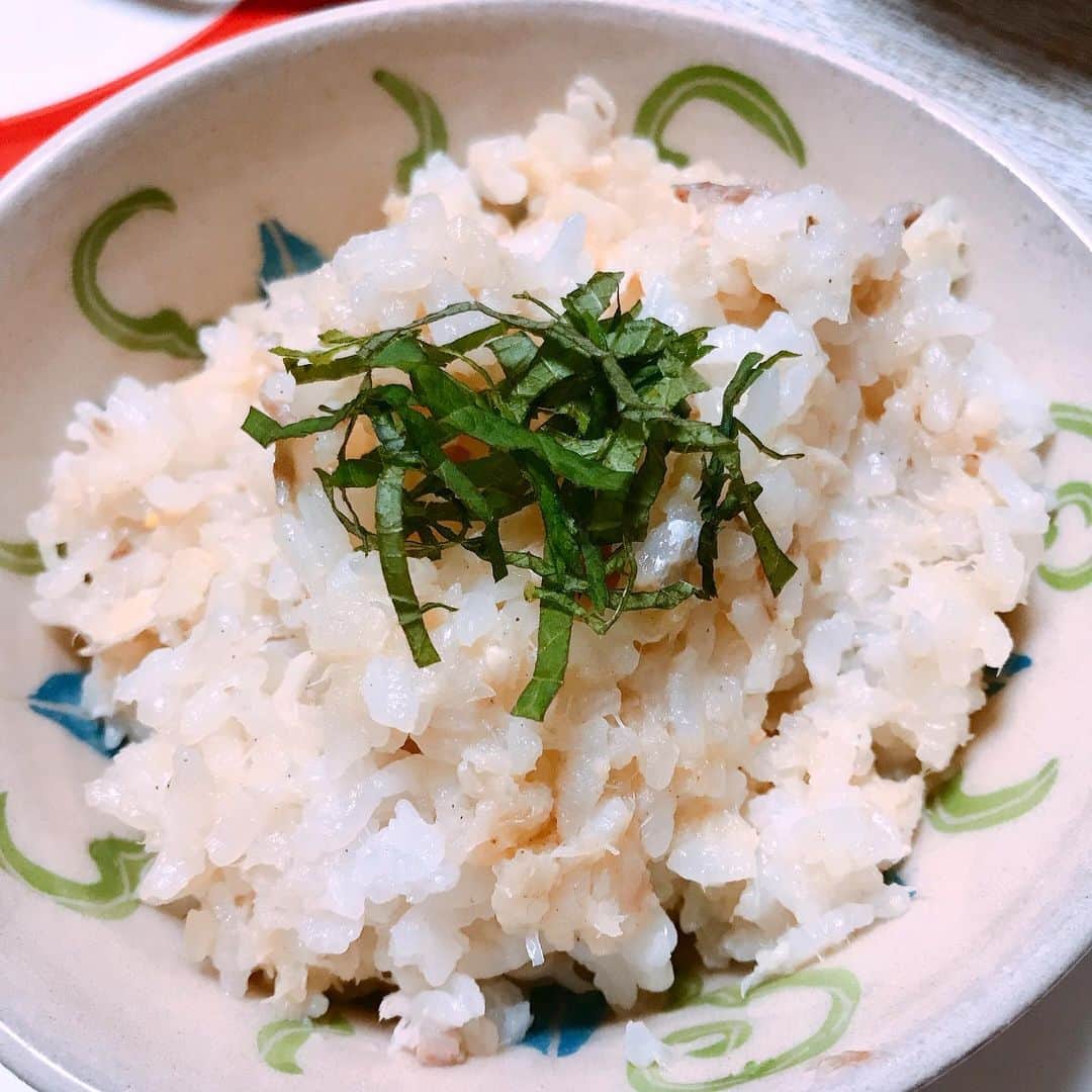 三好ジェームスのインスタグラム：「知り合いのご主人が釣った鯛を頂いたので、洋風鯛めし！  旨い🤤🤤🤤 バター、白ワイン、コンソメから味付けが始まり、なかなか美味しくならず味噌と醤油と加えたら絶品になった😝  色々混ぜて成功することもあるもんだな。。 今日の器は母の作品。 @nantouyaki  #鯛めし#鯛飯 #鯛#洋風鯛めし#混ぜご飯#炊き込みご飯#釣り#fishing#fishCook#cooking #Japanesefishfood#Japanese#washoku #stayhome」