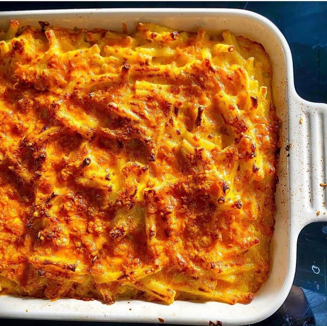 ナイジェラ・ローソンさんのインスタグラム写真 - (ナイジェラ・ローソンInstagram)「Meanwhile, over on @foodim, this glorious picture of Mac and Cheese by @lee_218_ is #postoftheweek. And even if you’re not part of the Foodim family, you can get the recipe over on the @Foodim insta account」5月18日 22時20分 - nigellalawson