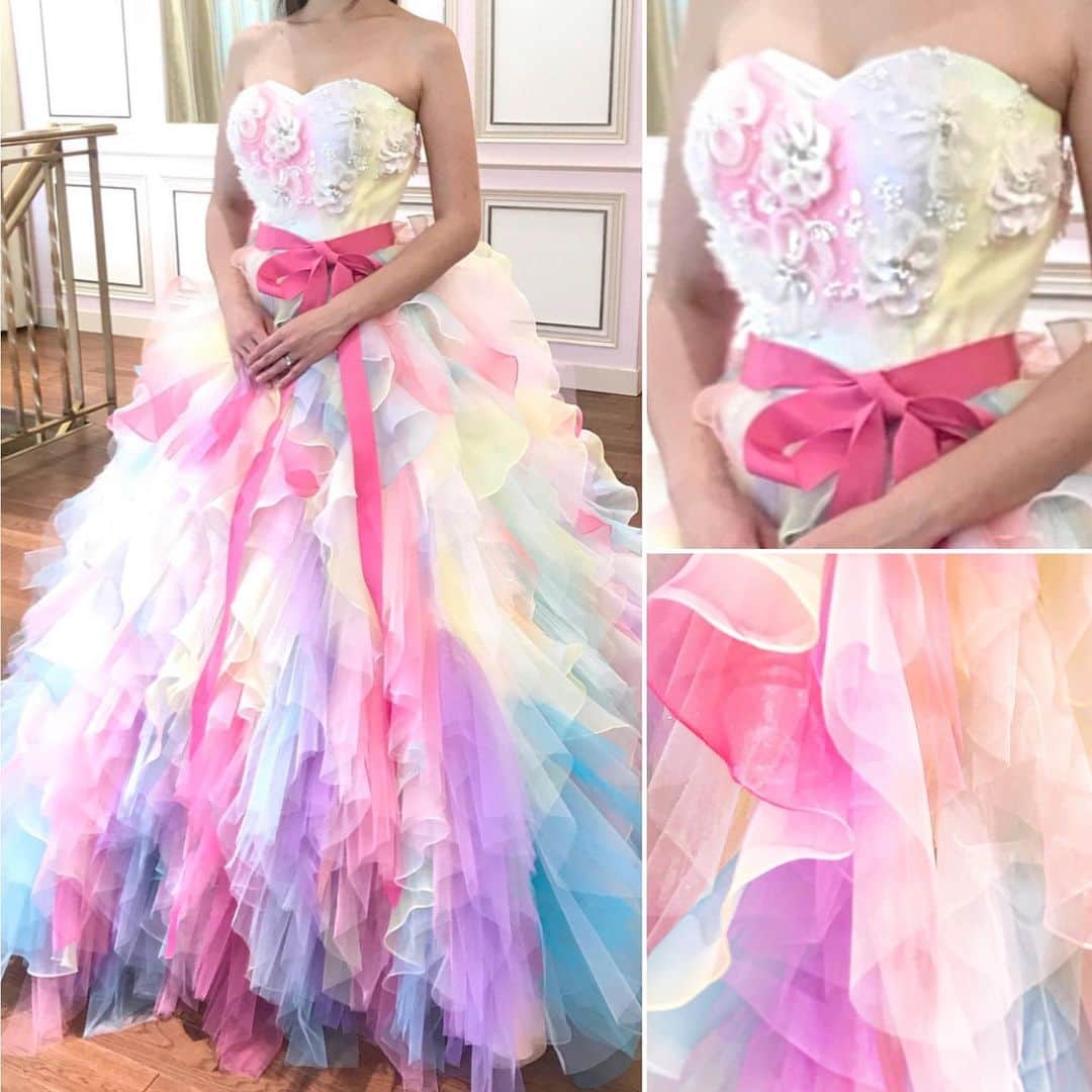 のインスタグラム：「カラフルな色味が可愛い♡おしゃれドレス9選👗💕 . . ➸➸➸➸➸➸➸💒➸➸➸➸➸➸➸ 本当の料金がわかる✨ ウェディングニュース式場検索 👰 . アプリ： @weddingnews_editor web版： @weddingnews_concierge ➸➸➸➸➸➸➸➸➸➸➸➸➸➸➸➸ . . こちらのお写真は #卒花嫁 @mkm_wedding21 さんからリグラムさせていただきました🌟ありがとうございました😊✨ . カバーは大人気ブランド♡ #thehany さんの【コラリー】です🌈✨ . 雲をイメージしてつくられたコラリー ☁*°💕 . レインボーカラーの縦フリルが重なり、ボリューム満点のスカート♡チュールの間から見えるグリッター生地が、動く度にキラキラ輝く素敵な1着です💓✨ . 付属のサッシュベルトが種類豊富なのも魅力的なポイント😍♩ . 太さ、色味を選ぶことができ、自分だけのコーディネートを楽しむことができるんですよ💕 . ほかのドレス素敵なので、ぜひスワイプ👉🏻してみてくださいね✨ . . . ＼📷投稿お待ちしています／ . 花嫁はもちろん、業者さんも大歓迎✨ アナタのお写真をご紹介してもOKという方は、ぜひ #ウェディングニュース にお写真を投稿してください💕 . . ⬇︎関連アカウント⬇︎ . 🕊メインアカウント 【 @weddingnews_editor 】 . 💒インスタグラムで式場探し 【 @weddingnews_concierge 】 . 👰花嫁から式場探し 【 @weddingnews_brides 】 . . その他、編集部からの連絡専用 @weddingnews_contact や、スタッフ個人の連絡用として @WN_xxxx（xxxは個人名）があります💕 . . …………………………… ❤️ウェディングニュースとは？ …………………………… . 花嫁のリアルな”声”から生まれた、花嫁支持率No1✨スマホアプリです📱💕 . . 🌸知りたい… #結婚式準備 に役立つ記事を毎日150件配信中♩ . 🌸見たい… インスタの #ウェディング 系投稿TOP100が毎日チェックできる＊IG画像の複数ワード検索も可♩ . 🌸叶えたい… 式場をはじめとした  #結婚式 関連の予約サイトが大集合♩ . 🌸伝えたい… 自分の結婚式レポ『マイレポ』が簡単に作れる♩卒花嫁のレポが読める♩ . . @weddingnews_editor のURLからDLしてね✨ . . #プレ花嫁 #結婚  #花嫁 #ウエディング  #プレ花嫁準備 #2020秋婚 #日本中のプレ花嫁さんと繋がりたい #ウェディングドレス #カラードレス #ウエディングドレス #ワンピース #披露宴 #お色直し #2021冬婚 #二次会ドレス #前撮り #プリンセスライン #ドレス迷子 #ドレス試着 #ザハニー #ドレス選び #ドレス #2021春婚」