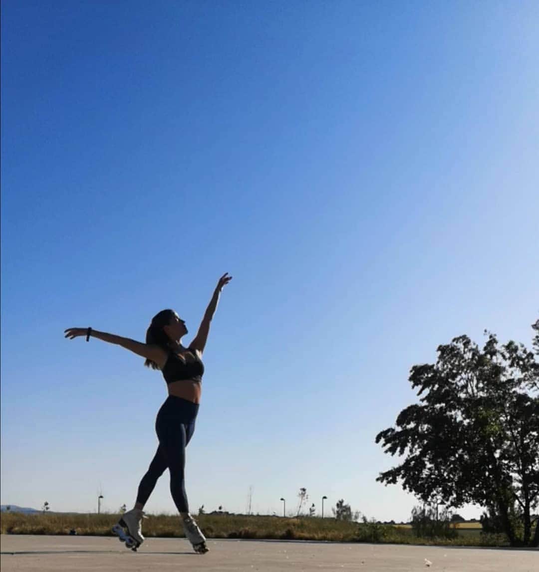 ソニア・ラフエンテのインスタグラム：「#freedom 💭💙 . . . #libertad #skating #quarantine #blue #sky」