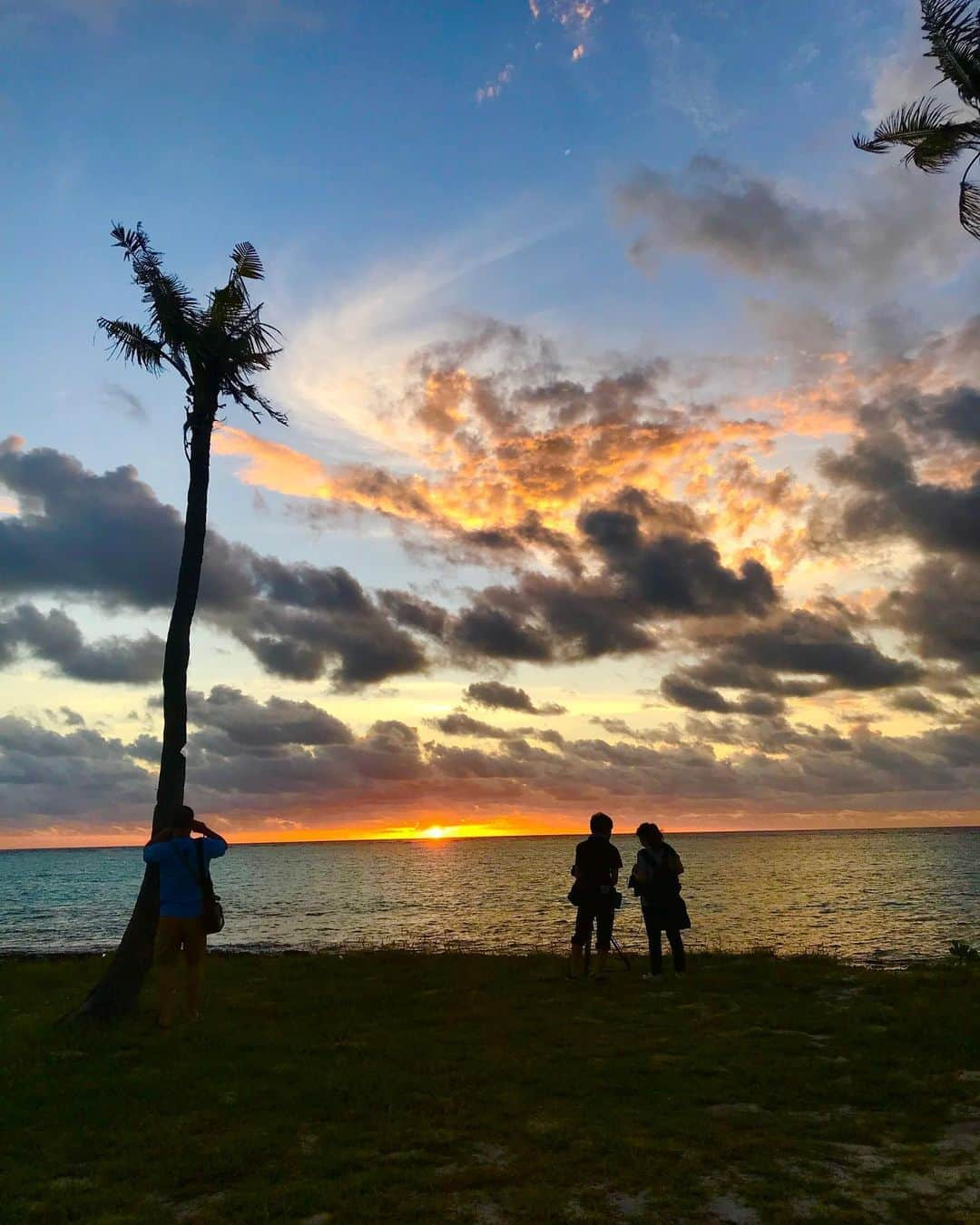 片山萌美さんのインスタグラム写真 - (片山萌美Instagram)「美しいフィジーの景色🇫🇯 ワールドツアー完璧map  撮影の時。 自然の癒しに勝るものはないと感じさせる。  #fiji #フィジー #ワールドツアー完璧map  ちなみにうつっているのは全員スタッフさん🌴  #定期的nature」5月18日 22時31分 - moet_mi