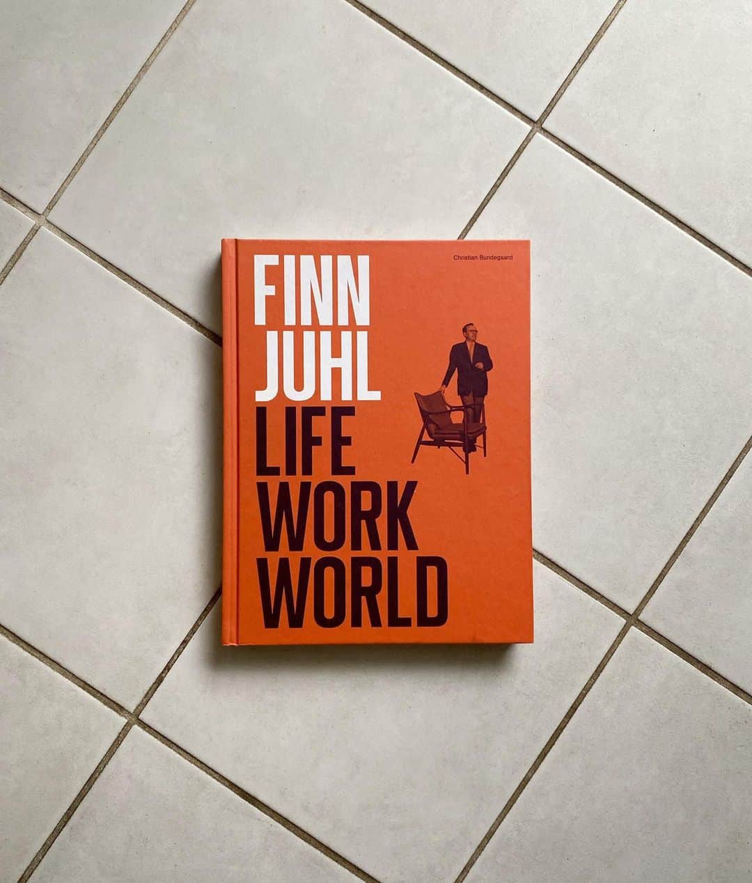 Chinamiさんのインスタグラム写真 - (ChinamiInstagram)「Book Cover Challenge day5 #bookcoverchallenge Finn Juhl LIFE WORK WORLD . 〜 〜 〜 〜 〜 〜 〜 〜 〜 〜 〜 〜 〜 〜 〜 #ブックカバーチャレンジ 〈 7日目 〉 つまりラストデイ！ 1週間お付き合いいただき 本当にありがとうございました。 . お話をいただいた時から、 最後はこの本にしようと決めていました。 . 仕事からライフスタイルに至るまで 全ての面において影響を受けた一冊です。 . 【 フィン・ユール 作品集 】 Finn Juhl LIFE WORK WORLD . こちらは、20世紀デンマークを代表する モダン家具巨匠フィン・ユール(1912-89)の 代表作を集めた作品集です。 もうずいぶん長い間 ヴィンテージ家具に 携わっていますが、彼の作品を目の前にすると 特別な感情が生まれてきます。 一つ一つが芸術的で詩趣に富み、緻密で奥深い。 また、眺める角度を変えてみると 多様な解釈が存在することにも気づかされます。 . . 武蔵野美術大学名誉教授の 島崎信さんの寄稿文によると、 「フィン・ユールとは何度かお会いする機会が あったが、彼の建築、デザインに関する関心と 知識の幅広さには、しばしば驚かされた。 そして音楽、美術、歴史などにも 深い見識を示し、ヨーロッパの教養人というのは こういう人のことを言うのだろうかと、 親しみの中にも尊敬の念が湧き上がった。」 とあります。 . 本当に良いものを見る目を養い、 価値を尊び、長く使う(付き合う)ことによって 人生を有意義にする、 このサイクルをフィンユール作品から 学びました。 . 実は、 次男につけた名前の由来はフィンユール。 "優瑠"と書いて"ゆうる"と読みます。 いつか息子とフィンユール作品について 語り合う日がくるといいなぁと 思っています。 . . 機能的な伝統／名作椅子の起源／アメリカへの旅／適切な形／レガシーとルネッサンスの全５章で構成されています。 . 〜 〜 〜 〜 〜 〜 〜 〜 〜 〜 〜 〜 〜 〜 〜 . それでは、最後のバトンは 知的で聡明、でもって可愛くてチャーミングな ヨガの先生、 @tomoe.n000  さんへお繋ぎします📚 . ともえ先生、どうぞよろしくお願いします😌 . . #7日間ブックカバーチャレンジ #長いキャプション #最後まで読んでくれてありがとう #どうかあなた好みの #素敵な本と出会えますように . 〜 〜 〜 〜 〜 〜 〜 〜 〜 〜 〜 〜 〜 〜」5月18日 22時42分 - chinamiphoto