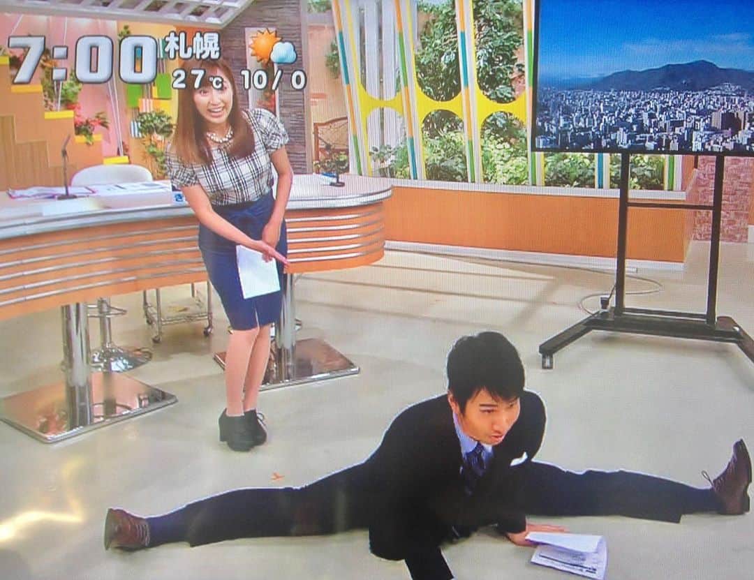 福田太郎のインスタグラム：「あいりのこべや🏠 北海道に新たなYouTuber現る。 愛里さんがついにはじめちゃいました！ ぜひぜひ、チャンネル登録を🙋‍♂️ ⠀ 愛里さん、せっかくだから、盾！ 狙っていきましょう😆 （登録者10万人で銀盾、100万人で金盾） ⠀ 新たな門出ということで… 初めてイチモニMCを担当した ルーキーイヤーの2014年、夏… 太郎さん、体柔らかいんだよね？ と、番組冒頭にナイスな振りを頂き その後しっかり期待に応えたときの 思い出の写真と共にお知らせします🤸‍♂️笑 #180度開脚 ⠀ #木村愛里 さん 祝 #youtuber  #youtube チャンネル名は #あいりのこべや #AIRInoKOBEYA なぜ小部屋なのか？ 答えは、ぜひ本編で▶️ #あいりチャンネル ではない。 #たろうチャンネル はあるのか？ やりたくなってきた！#たろちゃんねる いや、もっと尖った名前がいいな。 アイデア募集します💡笑」