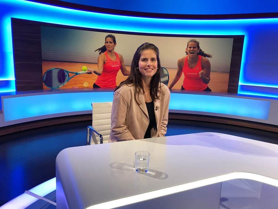 ユリア・ゲルゲスのインスタグラム：「Thank you to @br24sport for having me in the studio last night. Was fun to put on some makeup and wear normal clothes 💁🏻‍♀️🤣😀 #teamjule #socialdistancing」