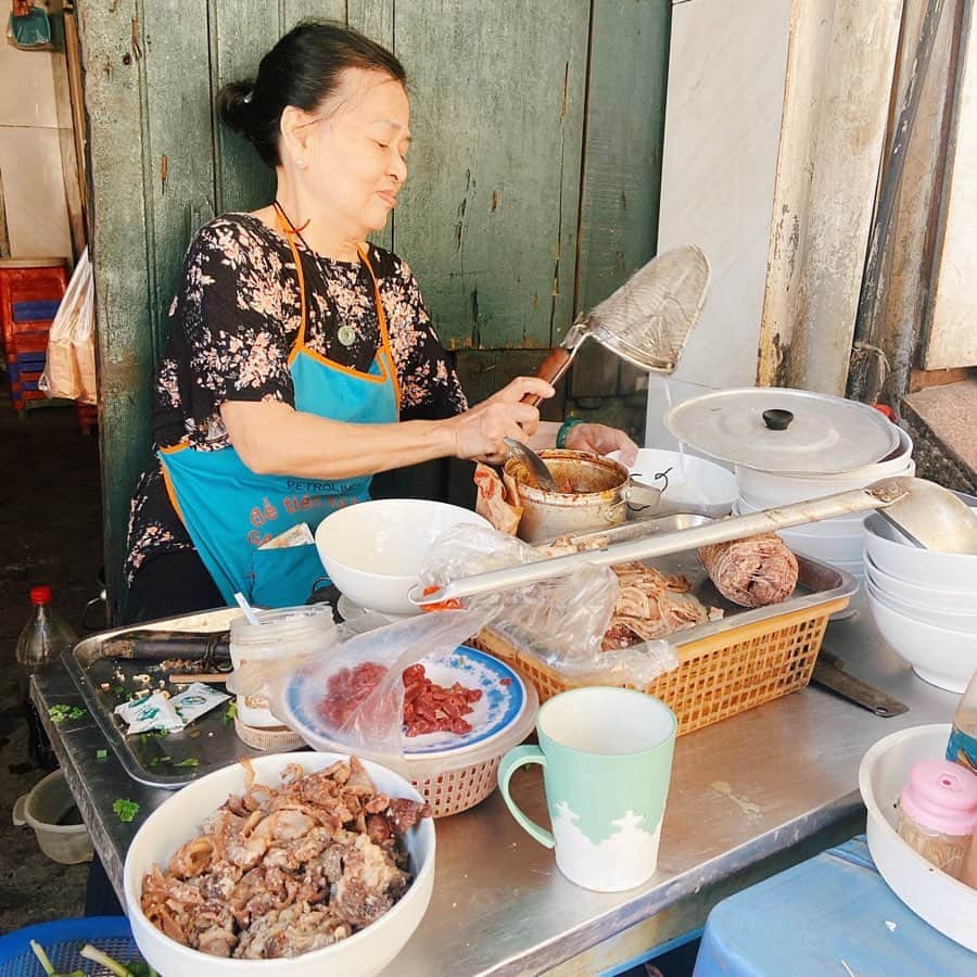 旅ぷらAPTトラベル ハノイ支店のインスタグラム：「【朝のおすすめローカル屋台】  小さい屋台ながらいつも人気で 常に席はいっぱいのローカル屋台店。 ここではブンジューやフォーといった ベトナムの麺料理がいただけます😋 ・　 みんな大好きここのフォー・ボー(牛肉のフォー)は、 たっぷりの麺なのに、さっぱりしたスープで いっぱいぺろっといけちゃうので、 朝食にはとてもぴったりです😆🇻🇳 ・ お値段は一杯30000vnd(約150円) 優しい店主のおばちゃんが、3万ドン見せながら 親切に値段を教えてくれるのでご安心を💓 ・ TNKスタッフたちの朝は、 基本ローカル屋台の朝食から始まります☺️ 地元の人に混じって、食べるローカル店内での食事は やはりベトナムという国に触れるとても素敵な体験です。 ・ 今後もハノイ現地の穴場情報をたくさんご紹介ししていきますのでぜひお楽しみに🥰 ・ ・ 【Bun Rieu Cua Pho co】 📍17 Hang Cot ・  #ハノイ#ハノイローカル飯 #フォー#phobo#女子旅#ベトナム旅行 #ハノイ旧市街#ハノイ旅行#ベトナムグルメ #ベトナム在住 #ベトナム料理 #ハノイ在住#旅行好きな人と繋がりたい#vietnamesefood#foodporn #vietnam#hanoi#stayway女子旅#マイトリ#tabimuse#旅写真#ハヤリタビ#旅スタグラム#ハノイ情報#ハノイ生活#ベトナム#旅#海外旅行 #tnkjapan#genic_travel」