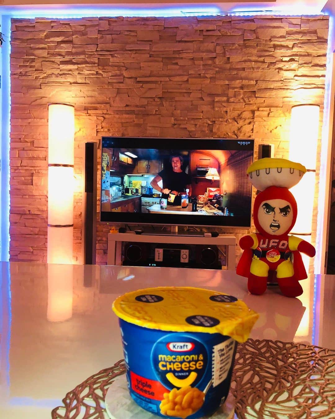 マイケル富岡のインスタグラム：「濃厚チーズ好きにはたまらないkraftのマカロニ&チーズ!! 子供の頃から愛して止まない国民食♡今夜の映画『once upon a time in hollywood』でブラピももちろん食しているわけで…思わずレンチン バージョンをいただきまーす♡ #onceaponatimeinhollywood #macaroniandcheese #bradpitt #actor #actorslife #マイケル富岡 #俳優 #タレント #美味しい #夜食 #マカロニアンドチーズ #濃厚チーズ #ヤキソバン #love #hero #ufo」