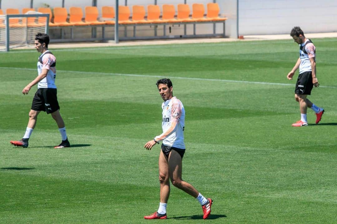 ダニエル・パレホのインスタグラム：「Primera sesión en grupo. Un paso más... Amunt! 🦇⚽️」