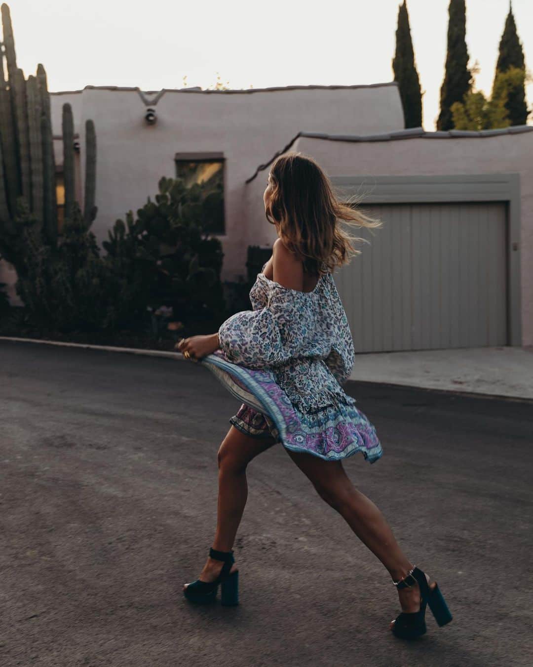 のインスタグラム：「Me encanta mi barrio, incluso más durante esta etapa de cuarentena. Mi parte favorita del día es salir a aplaudir a las 8 con todos mis vecinos, a la mayoría solo les oigo, porque vivimos bastante separados los unos de los otros, pero nos gritamos y hacemos planes para cuando podamos conocernos en persona. ¿Cuáles son vuestros momentos favoritos del día?  I love my neighborhood even more during these weird times. My favorite part of the day is going out to clap at 8 with all my neighbors, most of them I only hear, because we live quite apart from each other, but we scream at each other and make plans for when we can meet in person. What are your favorite moments of the day?」