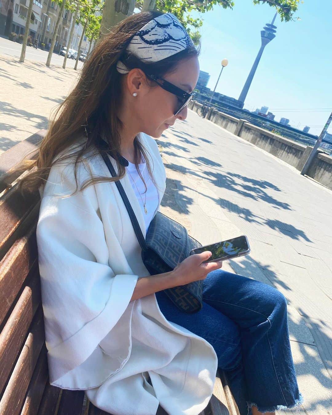 マリ・ヴァルトマンのインスタグラム：「Lunch break, sun ☀️, fashion talks 🧥, my fellow students 🐵 and French fries 🍟  That’s how I like it 💁🏻‍♀️ #rhein #dusseldorf #sun #lunchbreak #kimono #fashion #headbandlove」