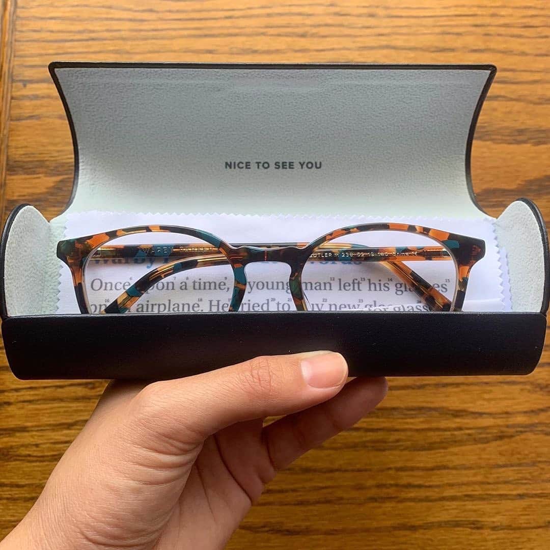 Warby Parkerのインスタグラム：「That "I can finally see!" feeling 😊🤓(Pictured here: Butler in Teal Tortoise. 📸: @kdesireet)」