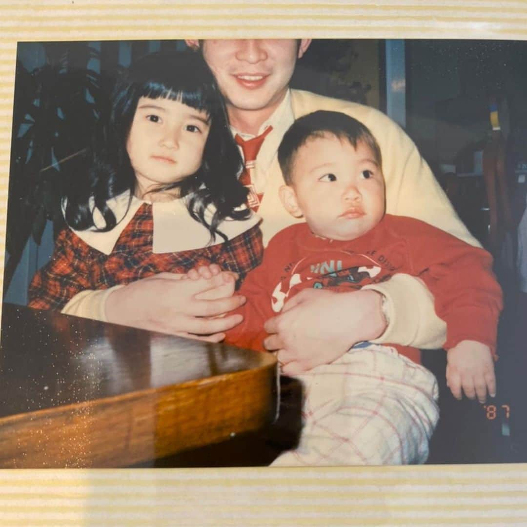 酒井景都さんのインスタグラム写真 - (酒井景都Instagram)「幼なじみに見せて貰ったアルバム❤️86年てことは４歳の誕生日かなぁ…💭きこたまより1つお姉さんか。幼なじみのお家。2枚目の可愛い男の子(いまはおっさん笑)がみせてくれて、あまりに懐かしかったので昔の写真をupするバトン渡されてないのにupしちゃいます🤍🤍🤍 #1986 #古いアルバムめくり」5月18日 23時15分 - katiiesakai