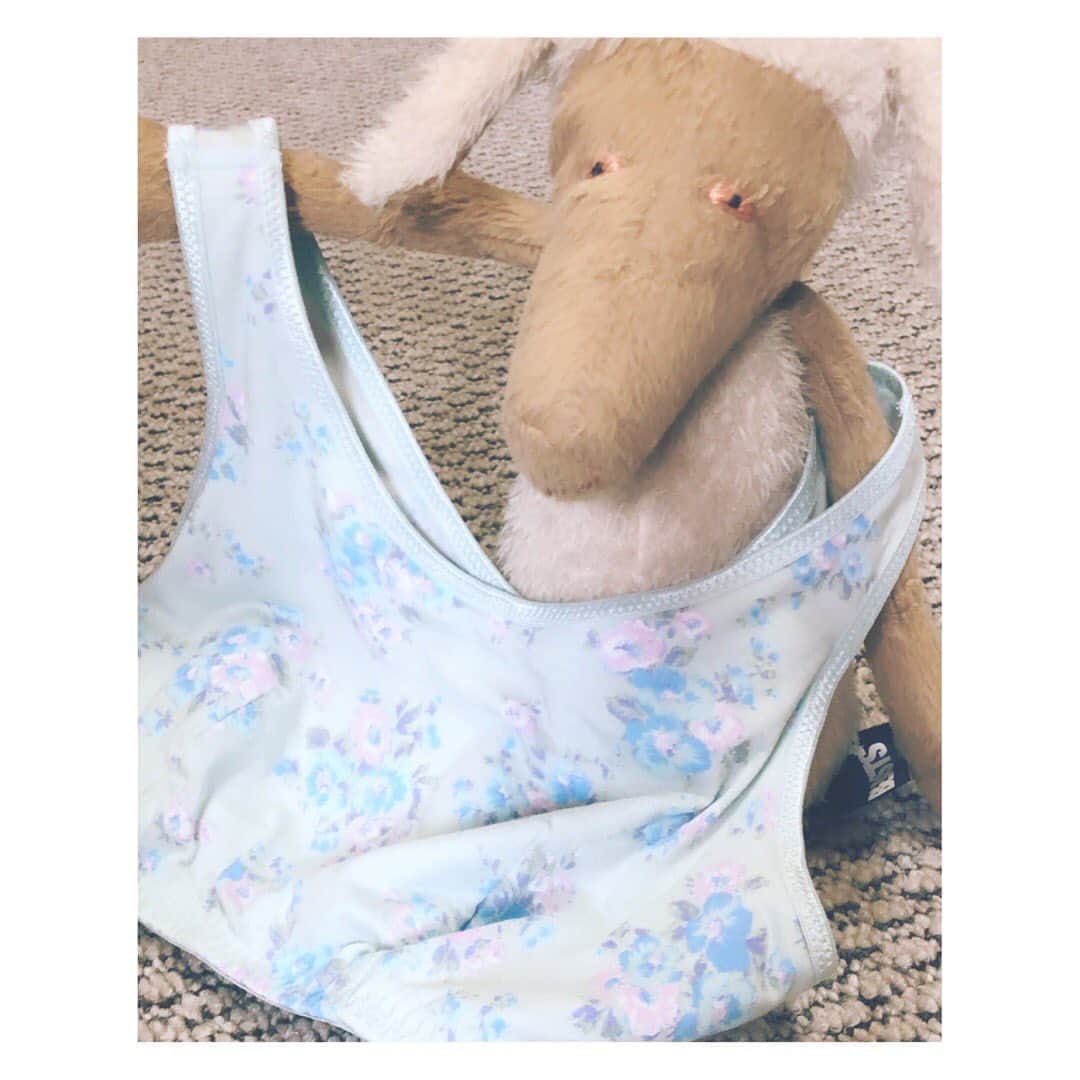 MIHOのインスタグラム：「【寝る時用？】 みなさん、眠るときとかしてるんでしょうかね？  このステイホームが始まって、よく眠るようになったので前から気になってたナイトブラたるものを購入  やっぱりお昼間はいいとして、オウチにいるのが長いとカタチを整えていた方がよさそうかなぁ  とか、知らんけど  しかし、みんな思いつくのか重い腰をあげて頼んでもいっこうに届かず一昨日ようやく☺︎ あまりスポーティなのは運動しないだけに罪悪感でるので、シンプルにふだんもインナーとしてつけれるワコールのこんな感じ  しめつけず眠る時も苦しくなく着け心地ヨロシク、もう一枚買い足そうとしたらもう売り切れ  やっぱ、なんかしらみんな危惧している様子、笑  さて、これで社会復帰に向けてひとつやってみましょ  #beauty #skincare #cosmetics #model #bodycare #モデル #みほ #美容 #美肌  #おすすめ　#バストケア　#ナイトブラ　#ワコール #美乳 #下着 #スキンケア #みほのお気に入り　#ステイホームの過ごし方」