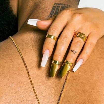 ファニー・リックマンのインスタグラム：「FLXJY - 2020-05-20 “Nailed it ring set” “Can’t live without chain ring”  #FLXJY #fannylyckmanxjunkyard」
