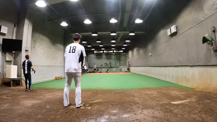 武田翔太のインスタグラム：「カーブ一球⚾️ 全身の力みを抜きたい🤦 日頃から自分の身体と向き合うしかないので頑張ります😊  #武田翔太 #カーブ#参考にはなりません🤦」