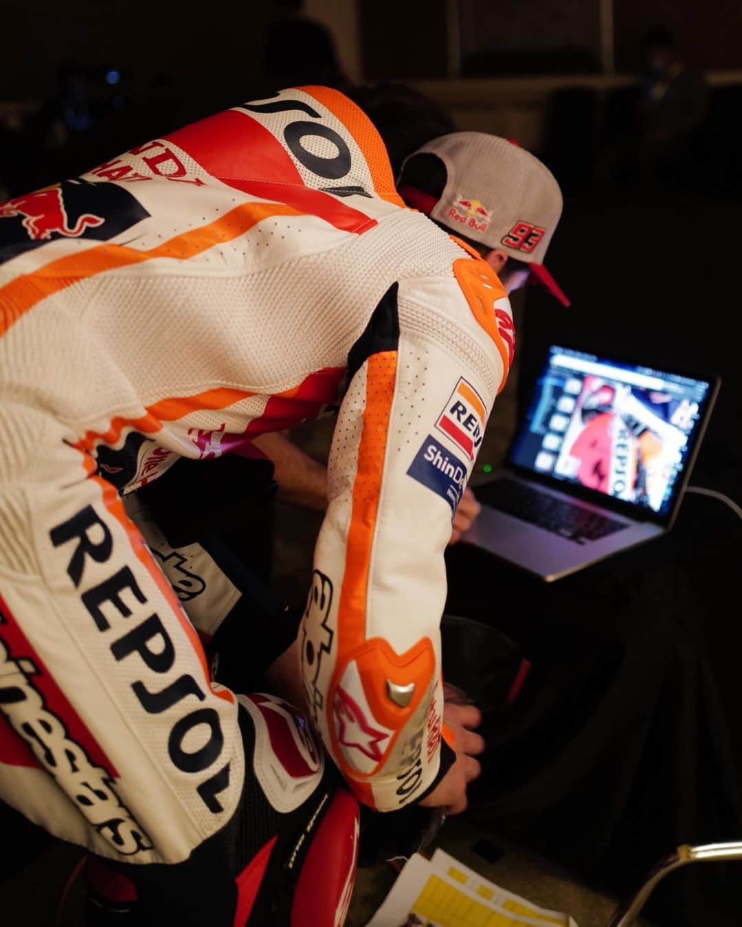 レプソル・ホンダのインスタグラム：「Eye for detail.👀 ⠀⠀⠀⠀⠀⠀⠀⠀⠀ #Details #MotoGP #Repsol #Honda #Racing #RepsolHonda #HRC #RC213V #MM93 #MarcMarquez #ThePowerOfDreams #Racing #Motorcycle #BTS #PhotoShooting #PhotoShoot #TeamPresentation」