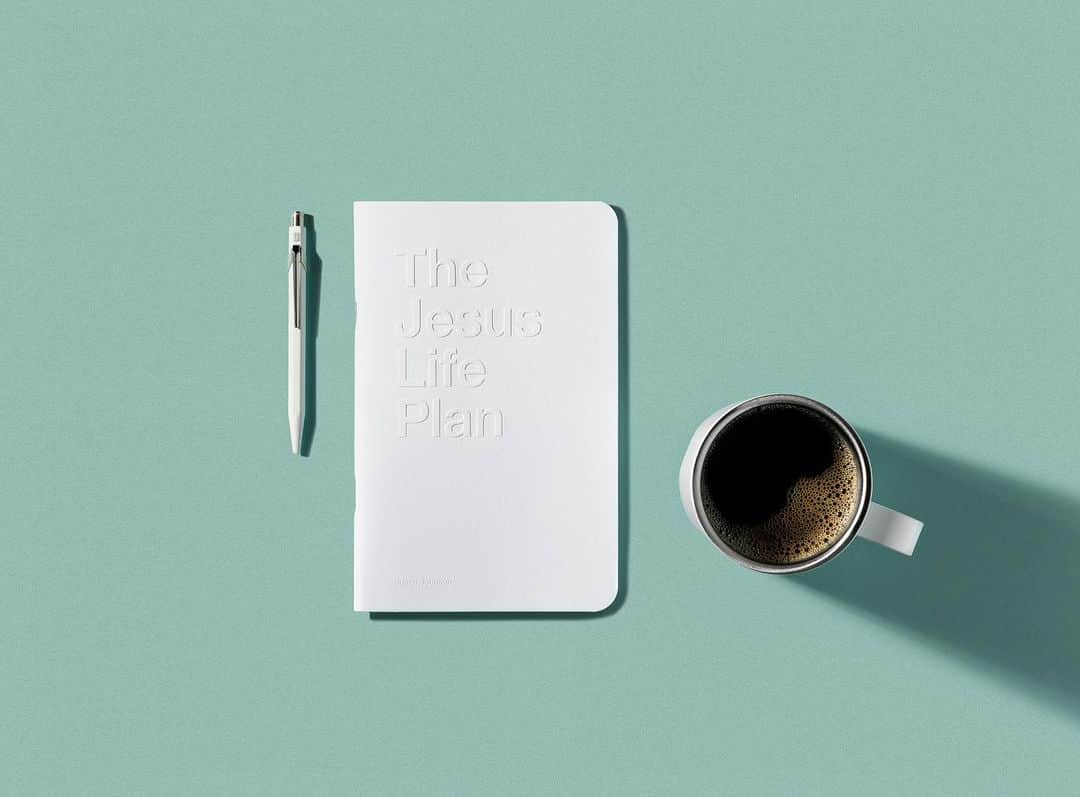 Dylon Yorkのインスタグラム：「Monday, fresh start. Clean desk. Hot coffee. Good word.」