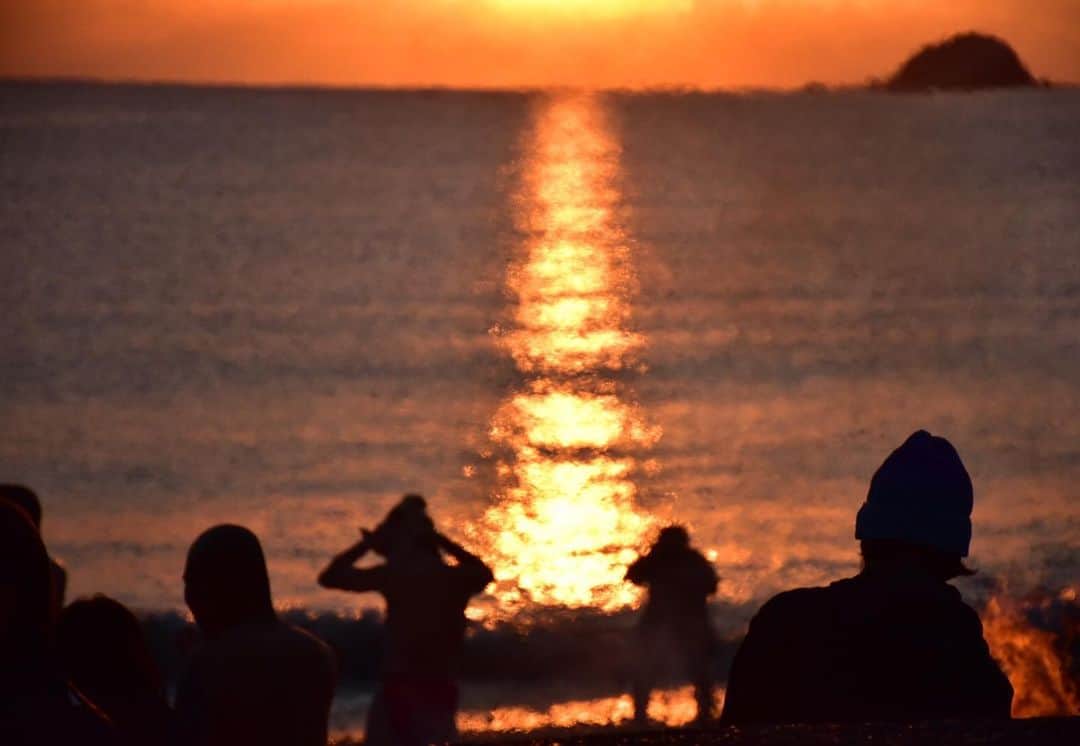 前原竜二のインスタグラム：「・ 奄美大島の海です。 奥にかすかに見えるのは朝日。 これは3年前のお正月。 #ktstv #奄美大島 #初日の出 #奄美朝日」