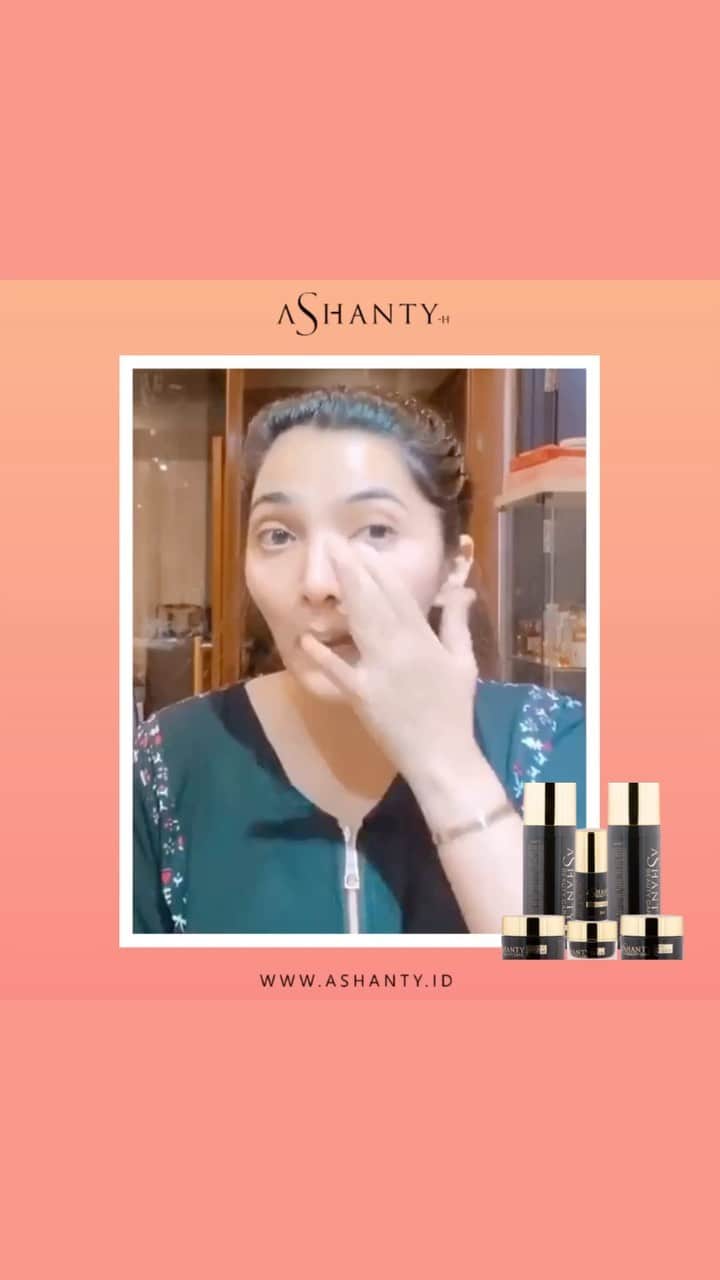 ASHANTY BEAUTY CREAM OFFICIALのインスタグラム：「Pilihan terbaik untuk merawat kulit wajahmu. Bunda Ashanty selalu rutin merawat wajah menggunakan rangkaian cream by @ashantyid Sebelum tidur wajib sekali untuk membersihkan wajah menggunakan Facial Wash by Ashanty, kemudian gunakan toner, cream malam dan eye cream by Ashanty agar keeseokan harinya kulit wajah terlihat lebih bersih, cerah berseri, lembut, lembab, kencang, kenyal dan bebas dari flek hitam, kerutan serta garis halus ❣️ Ladies, pastinya kamu tidak ingin wajah terlihat kusam dan lebih tua dari usia sebenarnyakan ? Yuuk rutin merawat wajah menggunakan Ashanty Beauty Cream dan dapatkan hasil kulit idaman ❤️ ______________________________ Informasi dan pemesanan : 📱 081293823950 📱 085781140354 📱 087778489900 📱 081287388885 ⚡️ Fast Respons Click Link On Bio @ashantyid ______________________________ #koreacosmetic #ashanti #ashantycosmetics #thehermansyaha6 #kosmetikkorea #bts #korea #kcosmeticsofficial #kcosmetics #makeupkorea #aloevera  #skincare #bestseller #celebrity」