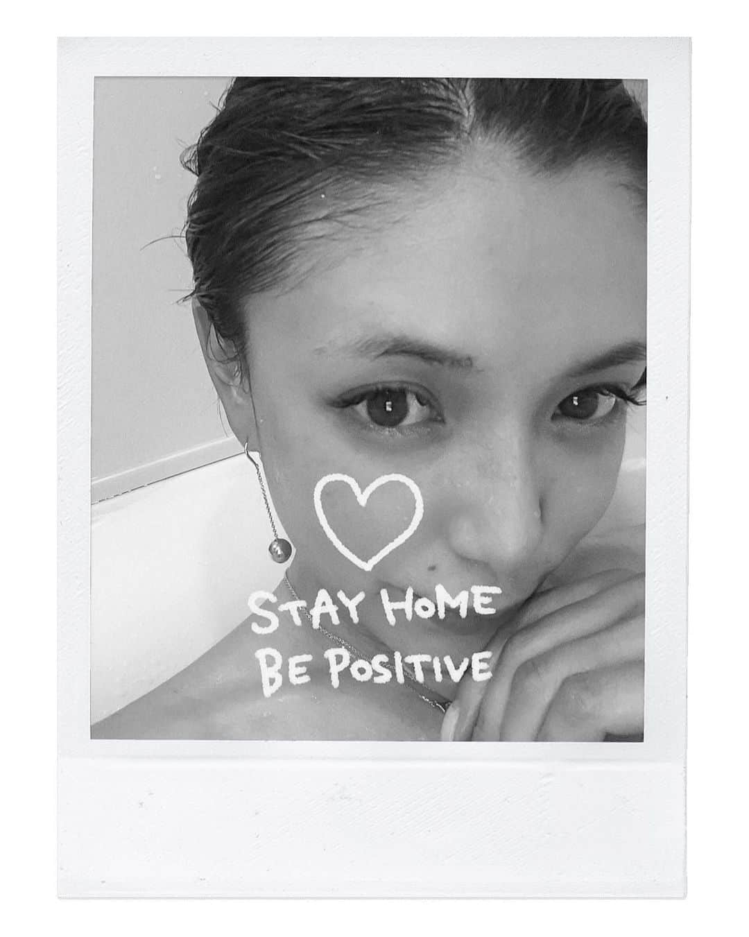 谷口紗耶香のインスタグラム：「今日は朝から(というか最近毎日だけどw♡) サナとトアの喧嘩から始まり、 散歩しながら、ノアちゃん昼寝させて 公園いって、 ・ サナとトアが遊んでる間にボーッとしようと思ったのに 雨が降りそうで急いで買い物行って帰って、 ・ 夕飯支度しなきゃ〜でバタバタして、 ノアが麦茶ぶちまけたり、 なんだかんだで もぉすっごーい疲労感なtodayでした😂😂 ・ やっと今一人でゆっくり携帯見ながら バスソルトのお風呂に浸かりながら 癒され中。。🤍 ・ ねぇねぇ！mamaのみんな 座ってゆっくりごはん食べる時間とかある？？？🤣 なんか　 家に居てちゃんと座ってないし、疲れてお腹いっぱいなる🙄」