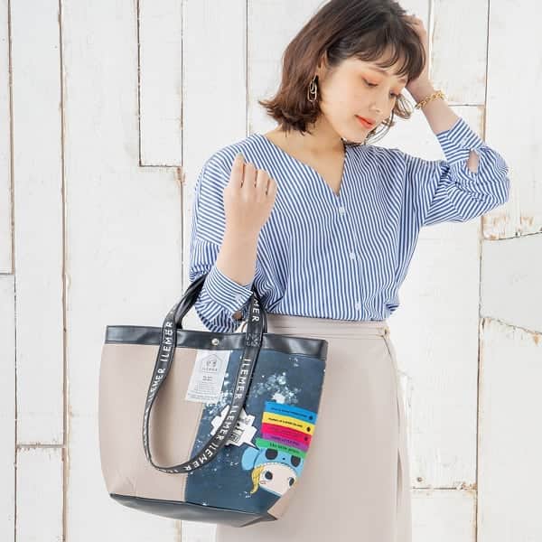 のインスタグラム：「❗大好評❗新作バッグ& VERY掲載💜 👜TONTON ￥18000+税  ワンランク上 の"大人イルメール"💋. 『ベージュ✕ネイビー』 . ◇便利な2way！ ◇裏面は無地！ ◇ちょうどいいサイズ感 ◇ちょっと辛口なデザイン ◇全４色！  今までにない、新しいデザインが登場しました！. 現在、オンラインにて先行予約スタート❇️. 皆さまぜひご覧くださいね💜 このカラーなら、お仕事バッグにも最適❗  5月7日発売の『VERY6/7合併号』にも 掲載されています🎵. ぜひチェックください🙌 . . さあ、どのカラーにしますか？？＼(^o^)／ . . @ilemer_official  TONTON⏩https://www.ilemer.jp/fs/emary/gd206  特集ページ⏩https://www.ilemer.jp/magazine/happydoll_bag/  #イルメール #イーマリーちゃん #トントン #TONTON #新作バッグ」