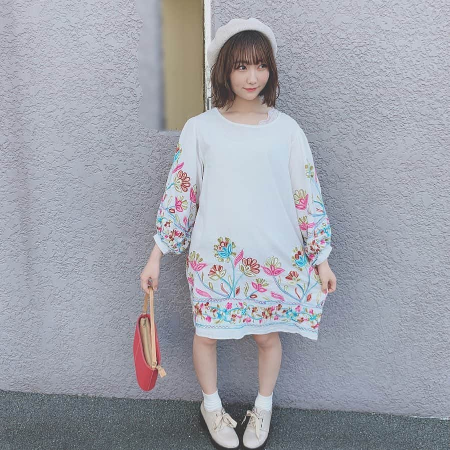 夏川愛実のインスタグラム：「﻿ ﻿ 全身😐﻿ カバンの中は空っぽです🤨  おやすみ（´-`）.｡oO ﻿ ﻿ #春服#春夏#ショートボブ#ショートヘア#ボブアレンジ﻿ #ボブ巻き#巻き髪#ヘアアレンジ#ベレー帽#ベレー﻿ ﻿」
