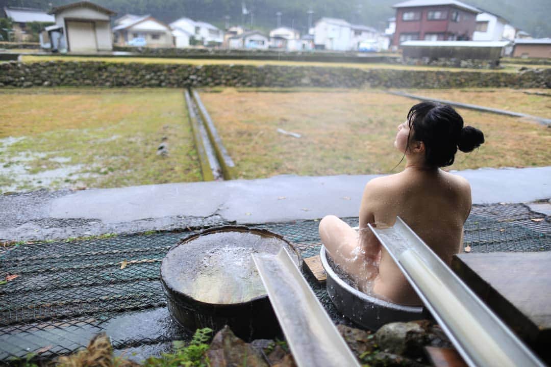 しずかちゃんさんのインスタグラム写真 - (しずかちゃんInstagram)「ここは和歌山県にある 井関温泉｢たらいの湯｣ ・ 恥ずかしいけど温泉だよ♪ ・ ファンクラブ｢湯活隊｣で今後のスケジュールを公開しました！ ファンミーティング(飲み会)や温泉オフ会の情報など参加型のイベントも準備してます！ 気になる人は是非！湯活隊に入隊して活動を応援してね☆ 【公式】温泉モデルしずかちゃんのファンクラブ https://community.camp-fire.jp/projects/view/263846 ・ #温泉モデル#しずかちゃん#温泉#旅行#旅#入浴#裸#MateAirPanas#parjalanan#mandi#telanjang#menarik#ngakakkocak#hotsprings#travel#journey#bathing#naked#interesting#PrimaveraQuente#reizgje#viagem#TomandoBanho#nu#interessante#गर्म पानी का झरना#यात्रा#नहाना#नंगा#दिलचस्प」5月18日 23時47分 - ch.shizuka