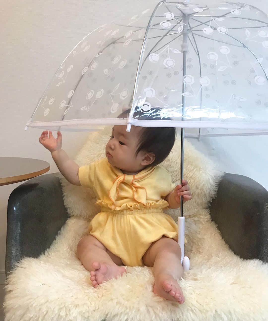 濱中鮎子さんのインスタグラム写真 - (濱中鮎子Instagram)「おうちで傘さして、おにぃと雨宿りごっこして(させられて)、ご機嫌だったお嬢。  おにぃは無表情ですが、傘が好きです。笑  #チャイ坊とお嬢  #bonpoint  #いくら以上だかでお買い物したらもらえちゃう⛱ #まだお嬢にはテント級 #お嬢もおにぃも母さんも父さんも太りだした我が家  #保育園から届くレシピ最高」5月18日 23時49分 - ayukohamanaka
