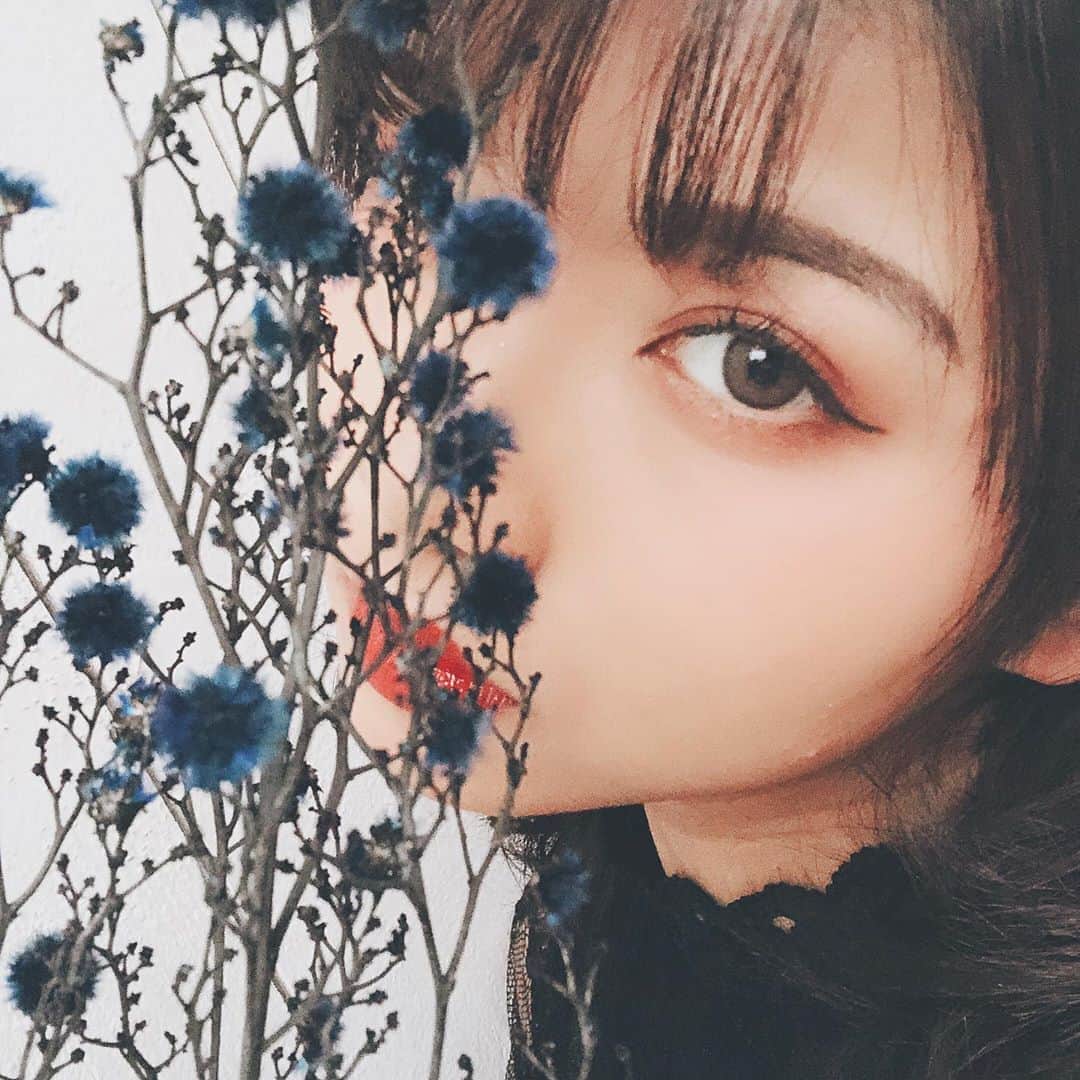 山本ゆうかのインスタグラム：「﻿ カンナロゼのカラコン﻿ 使用期限過ぎたからもう捨てちゃったけど﻿ もう一回買おうか悩む…(´･ω･｀)﻿ ﻿ ﻿ 綺麗な色なんだけどなあ〜﻿ ﻿ ﻿ ﻿ #ドライフラワー #カンナロゼ #ハーフカラコン #portrait #ポートレート #ポートレートモデル  #関西サロモ #被写体 #フリーモデル #  #ポートレートしま専科  #ガールズフォト #キリトリセカイ #スクリーンに恋して #カメラマンさんと繋がりたい #portraitphotography #good_portraits_world  #instagood #instaportrait #lovers_nippon  #イチナナライブ #17live #イチナナライバー #17liver #17media #17直播 #17主播 #streamergirl」