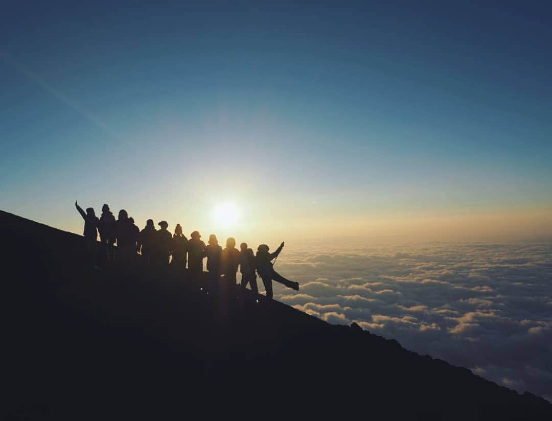 服部ひで子のインスタグラム：「今年は、 富士山に登れないのですね( ´△｀)。。 残念ですが、今年は見て楽しみます🗻💕 さて、私は右から何番目でしょうか😂？ 結構簡単です👍✨ 答えはタグで😘💙 #富士山  #ご来光  #富士宮ルート」